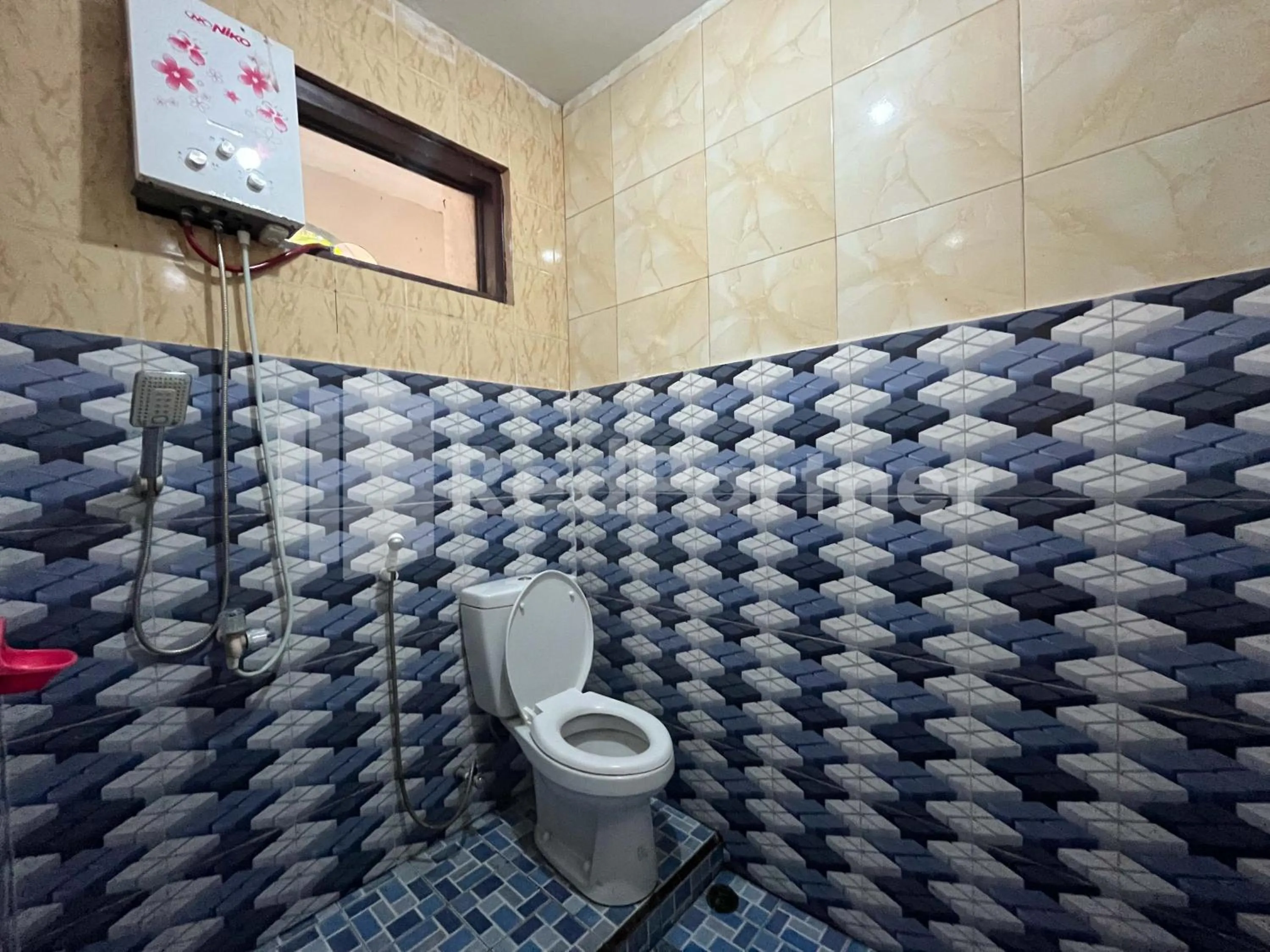 Bathroom in Hotel Dewi near GOR Merdeka Jombang Mitra RedDoorz