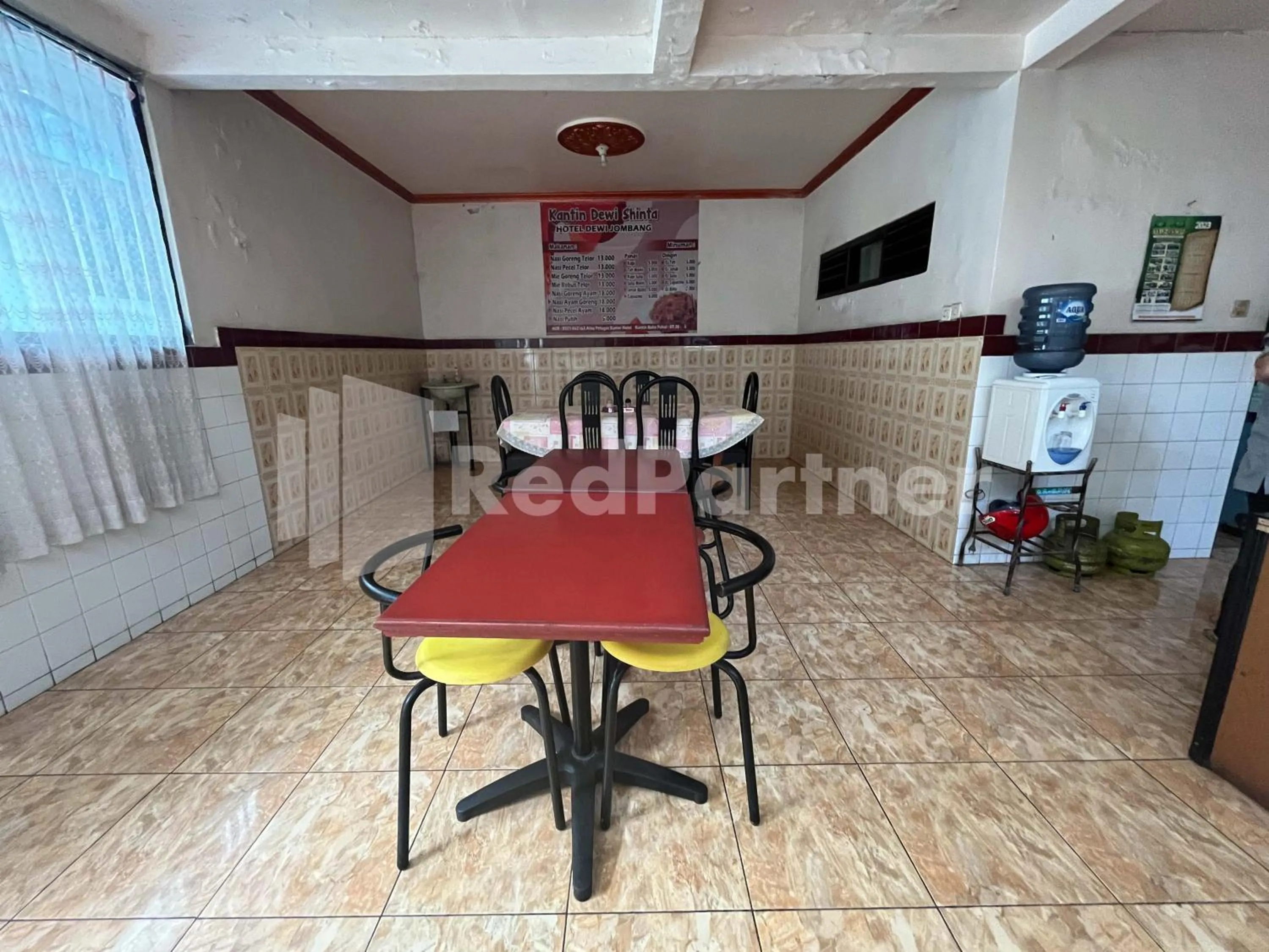 Dining area in Hotel Dewi near GOR Merdeka Jombang Mitra RedDoorz