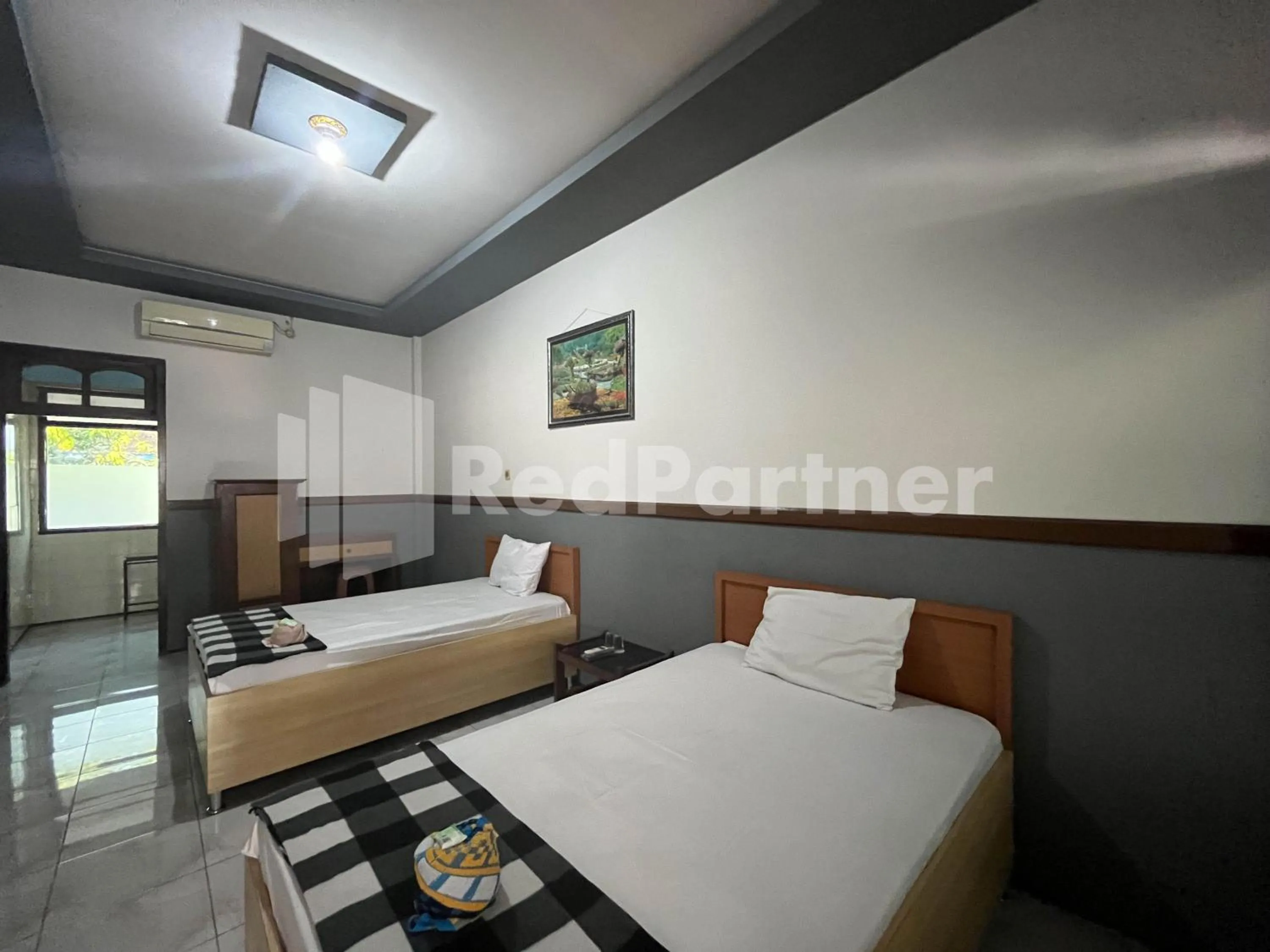 Bedroom, Bed in Hotel Dewi near GOR Merdeka Jombang Mitra RedDoorz