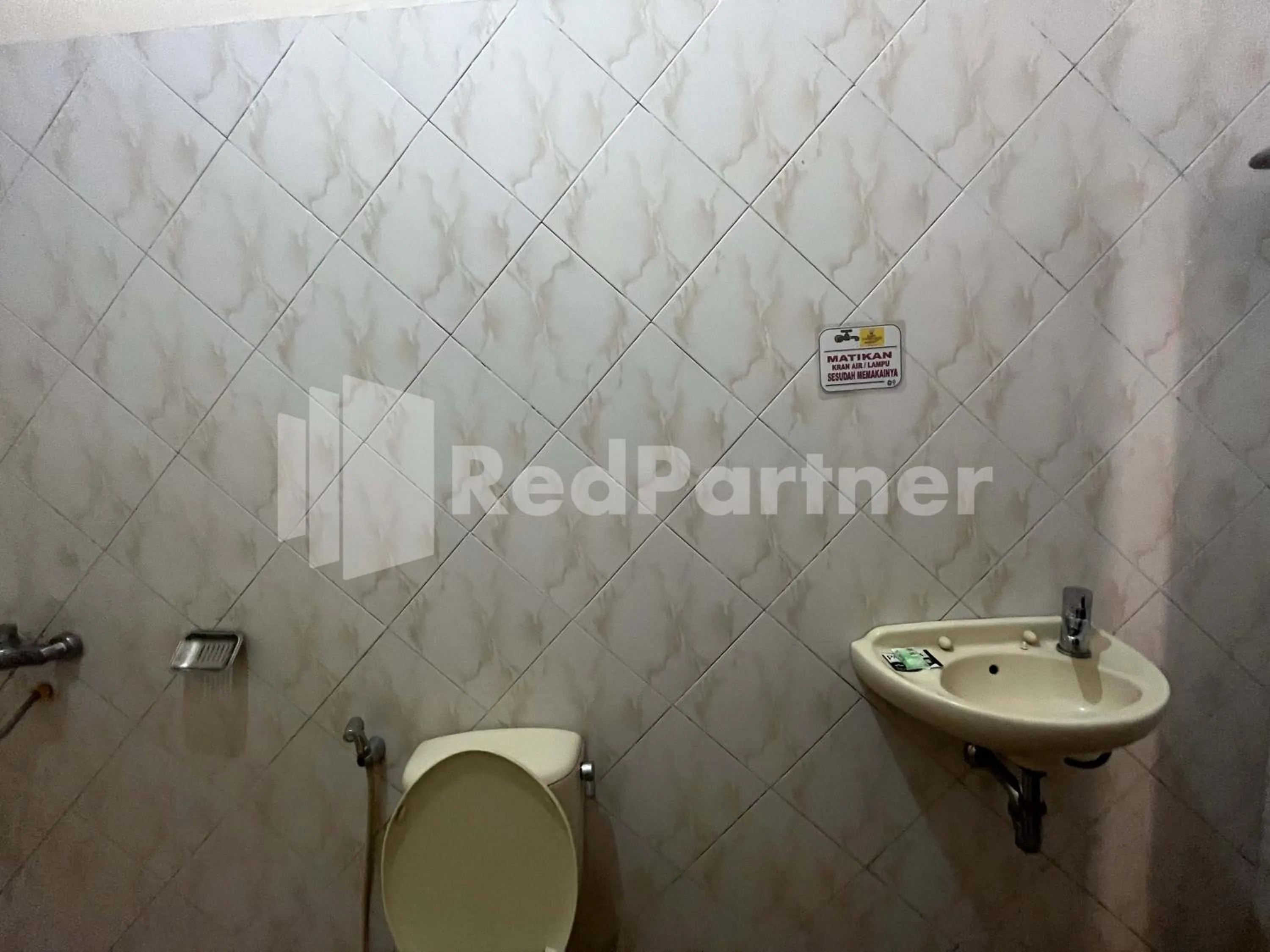 Bathroom in Hotel Dewi near GOR Merdeka Jombang Mitra RedDoorz