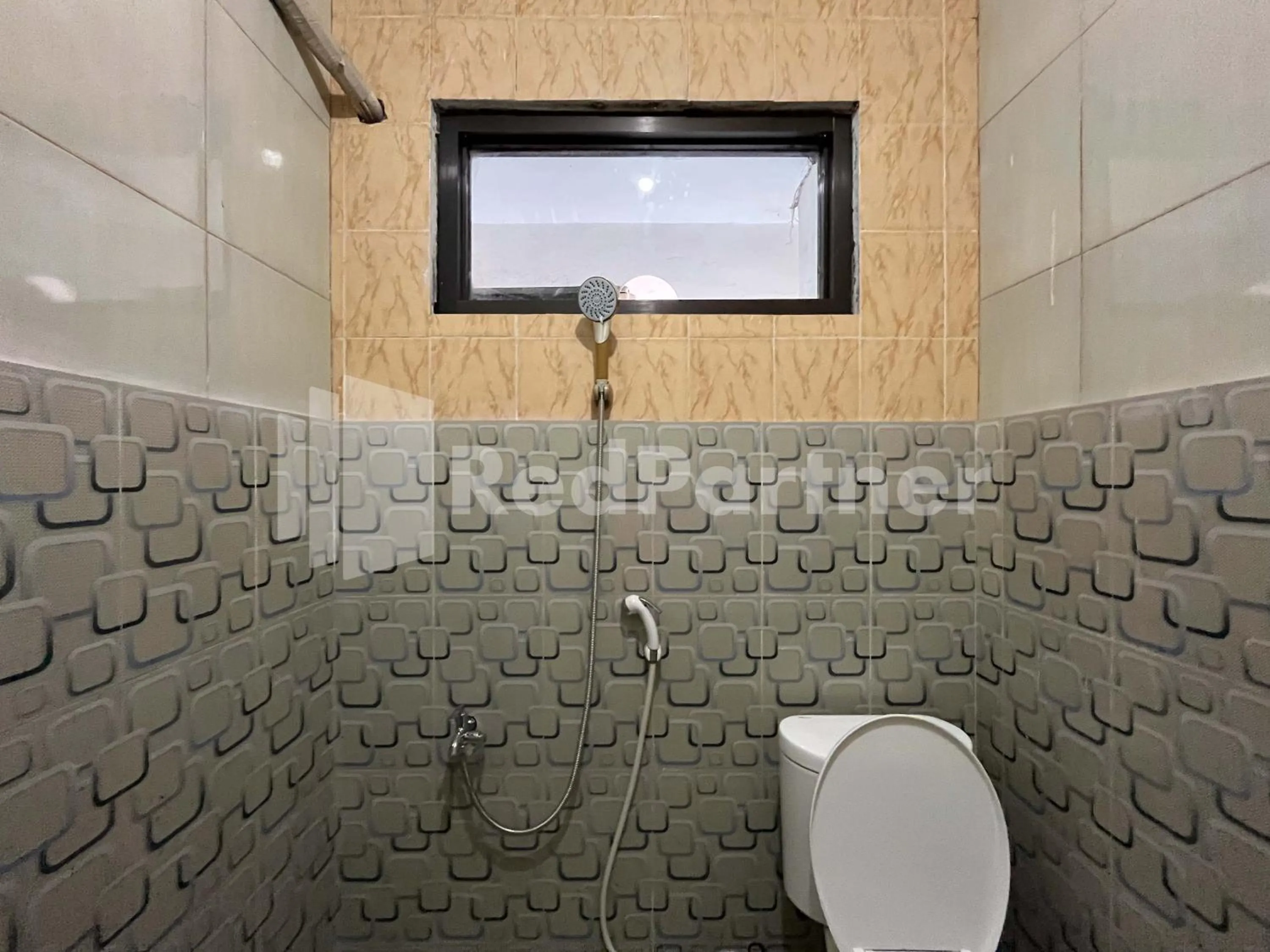 Bathroom in Hotel Dewi near GOR Merdeka Jombang Mitra RedDoorz