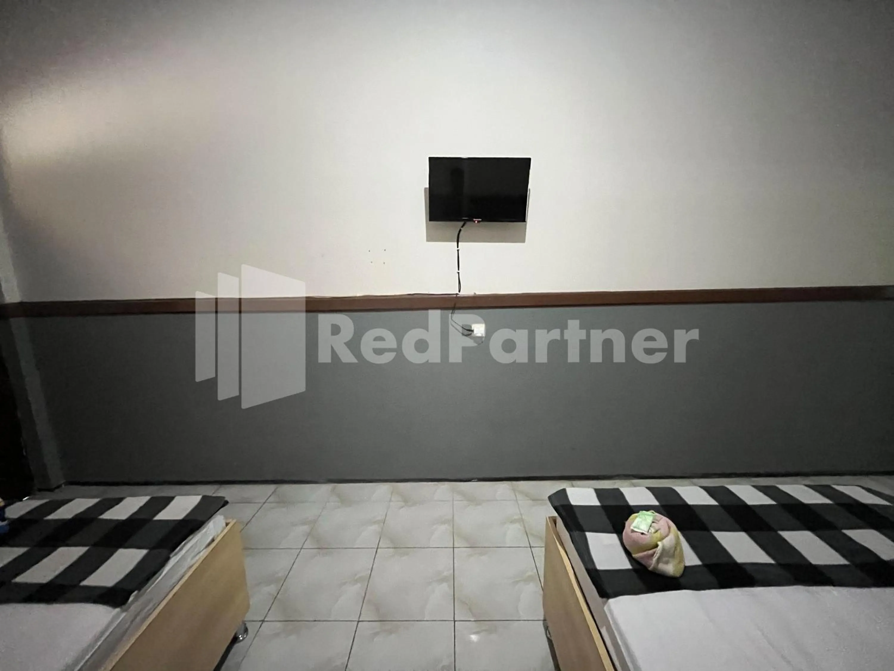 Bedroom, Bed in Hotel Dewi near GOR Merdeka Jombang Mitra RedDoorz