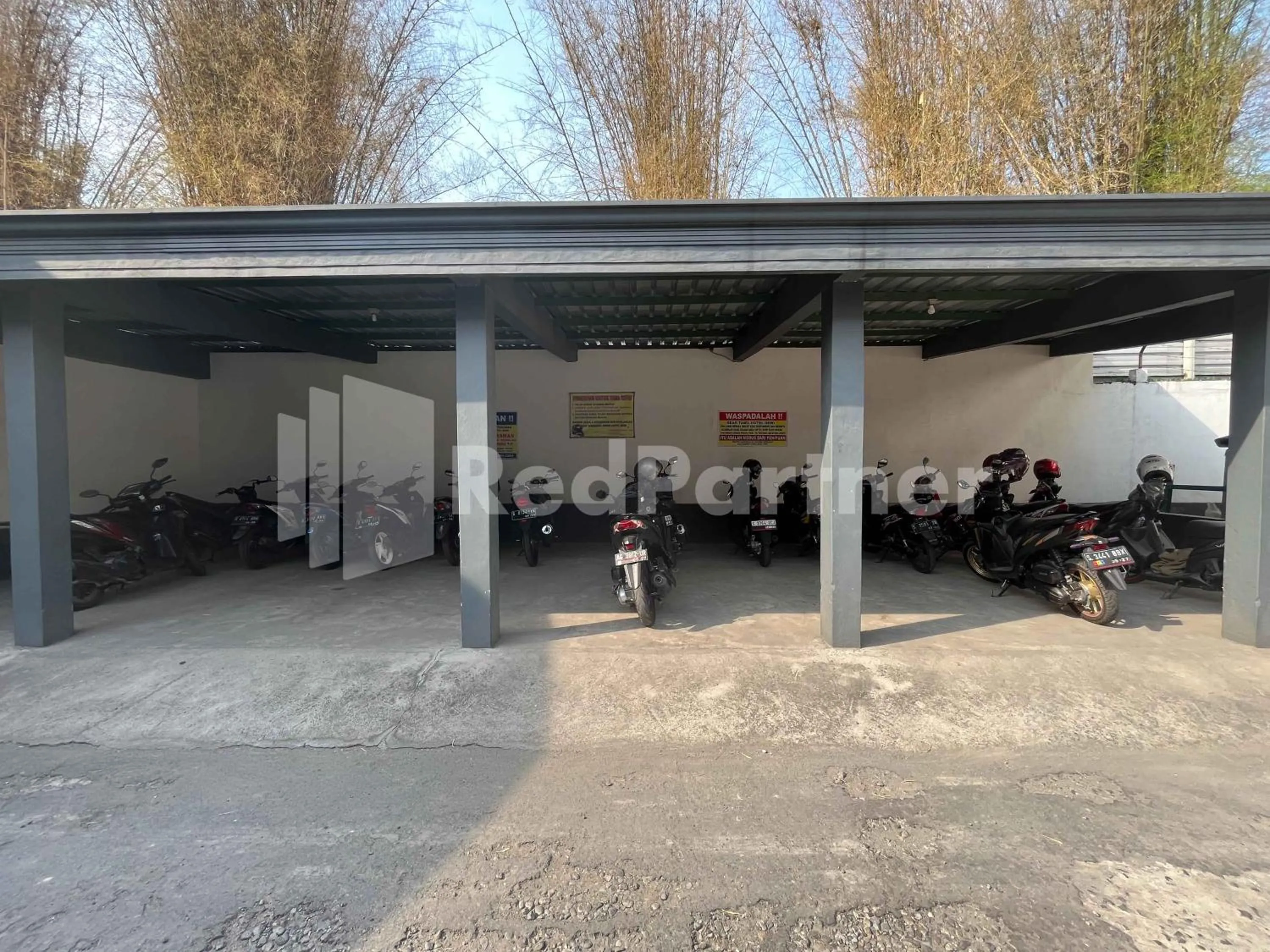 Parking in Hotel Dewi near GOR Merdeka Jombang Mitra RedDoorz