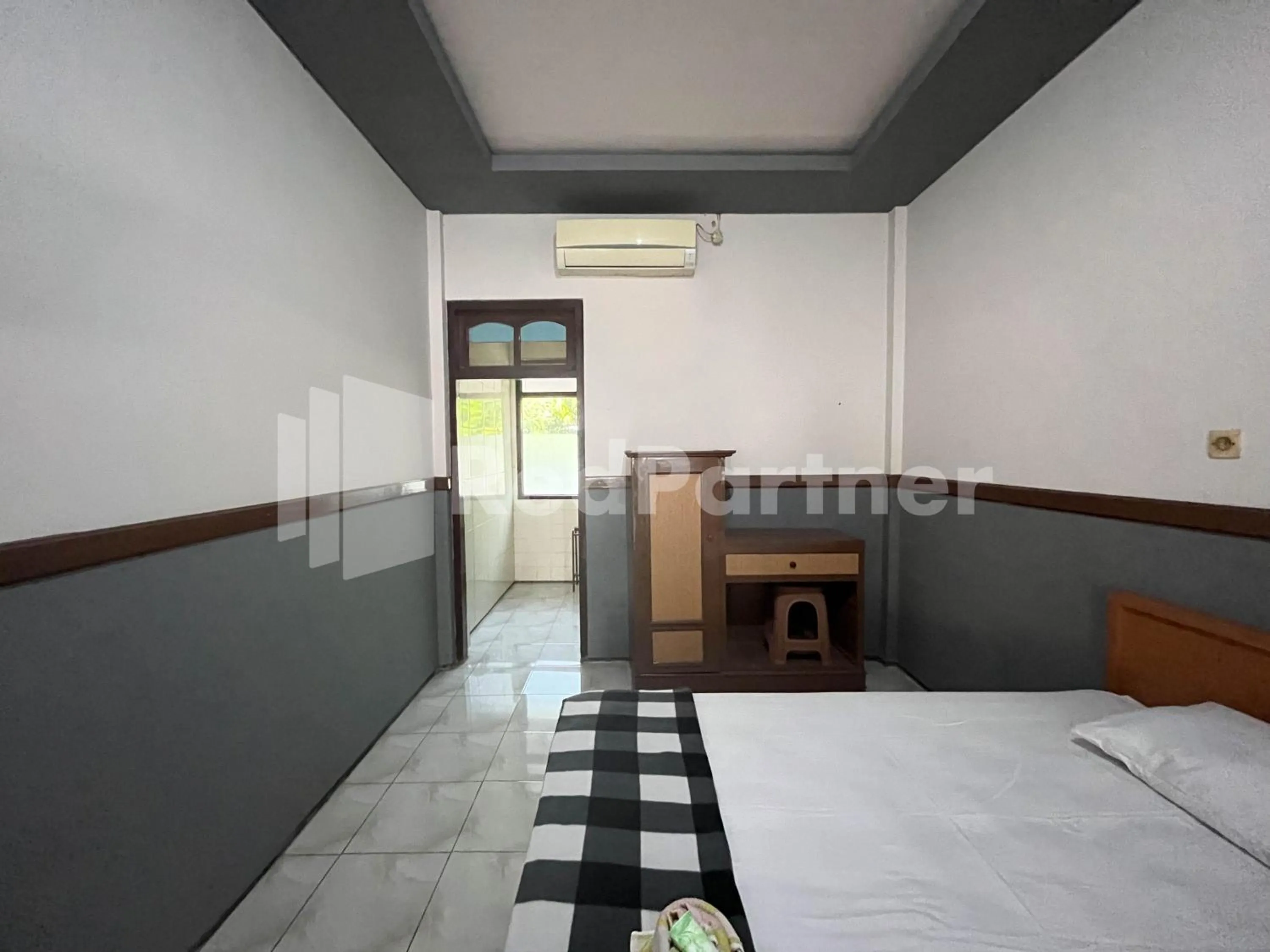 Bedroom, Bed in Hotel Dewi near GOR Merdeka Jombang Mitra RedDoorz