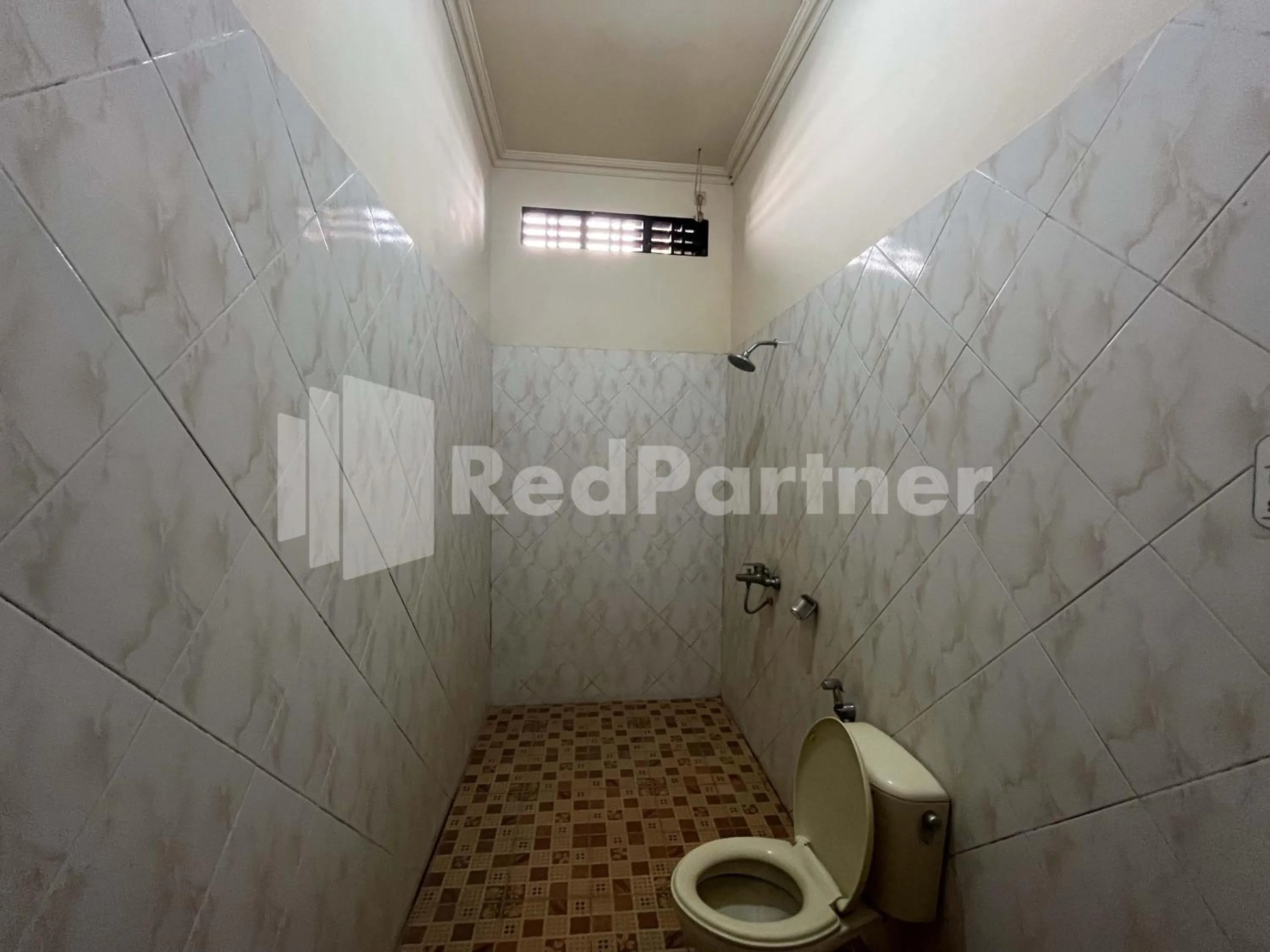 Bathroom in Hotel Dewi near GOR Merdeka Jombang Mitra RedDoorz