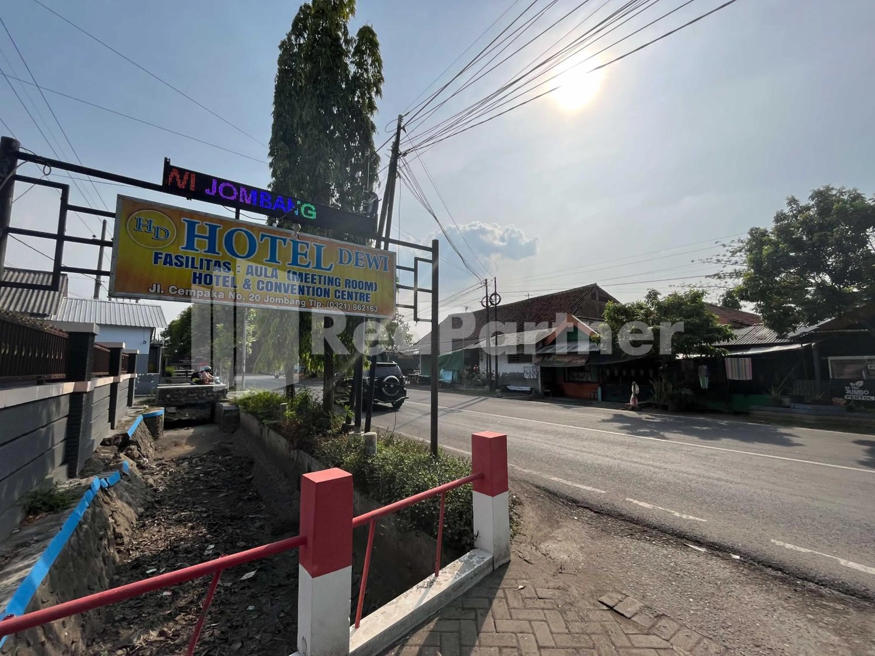 Street view in Hotel Dewi near GOR Merdeka Jombang Mitra RedDoorz