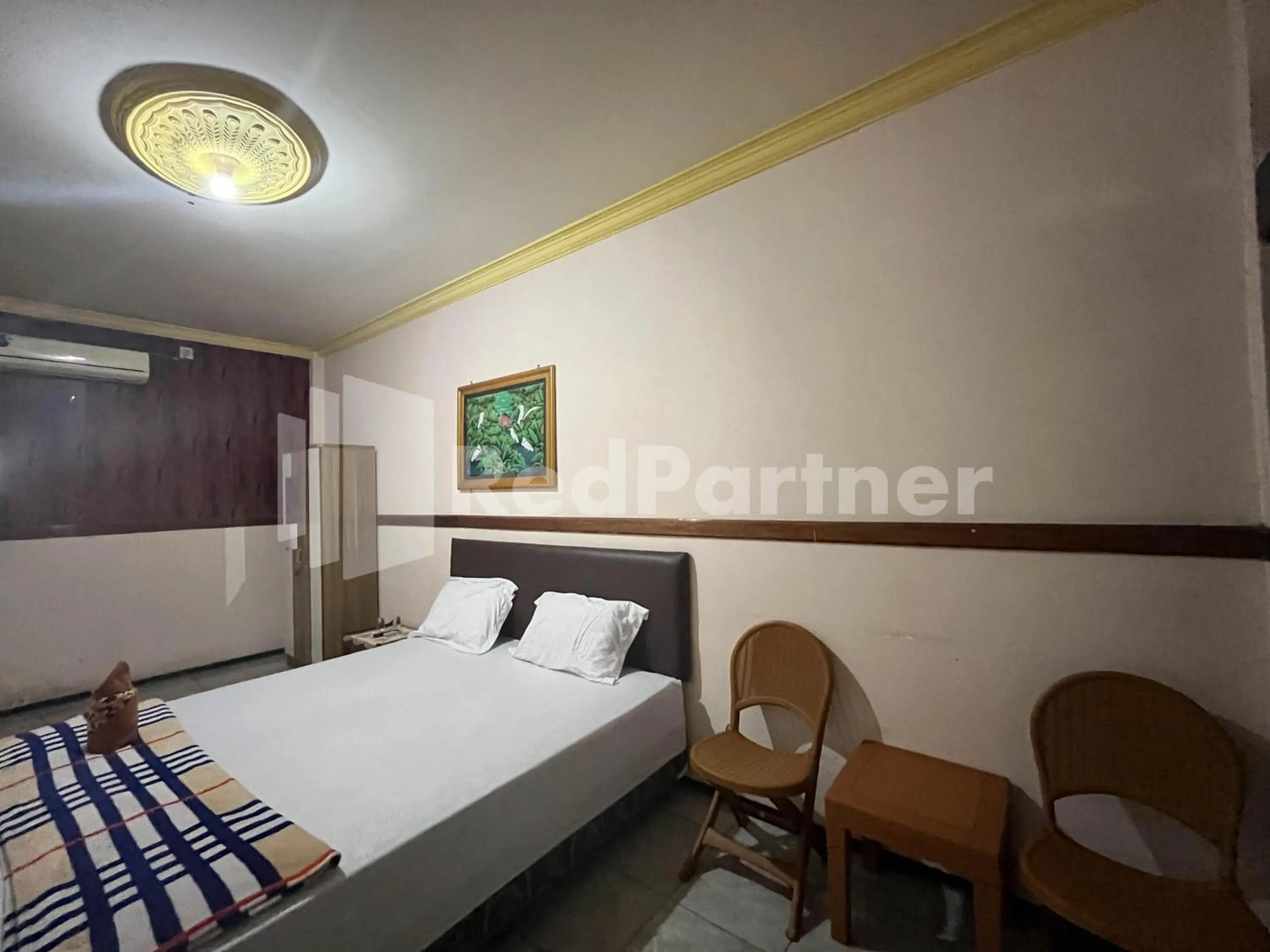 Bedroom, Bed in Hotel Dewi near GOR Merdeka Jombang Mitra RedDoorz