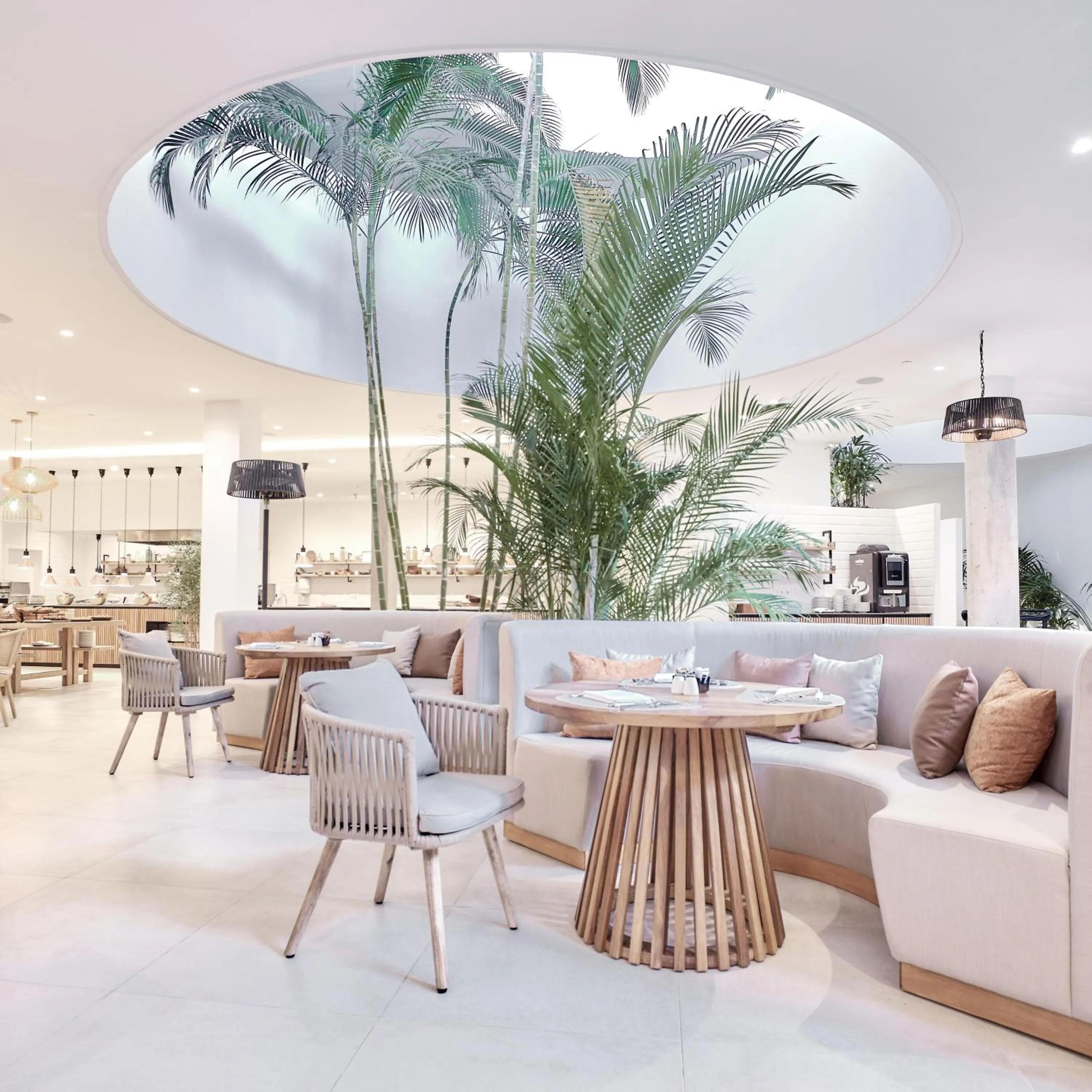 Restaurant/places to eat in Hotel Baobab Suites