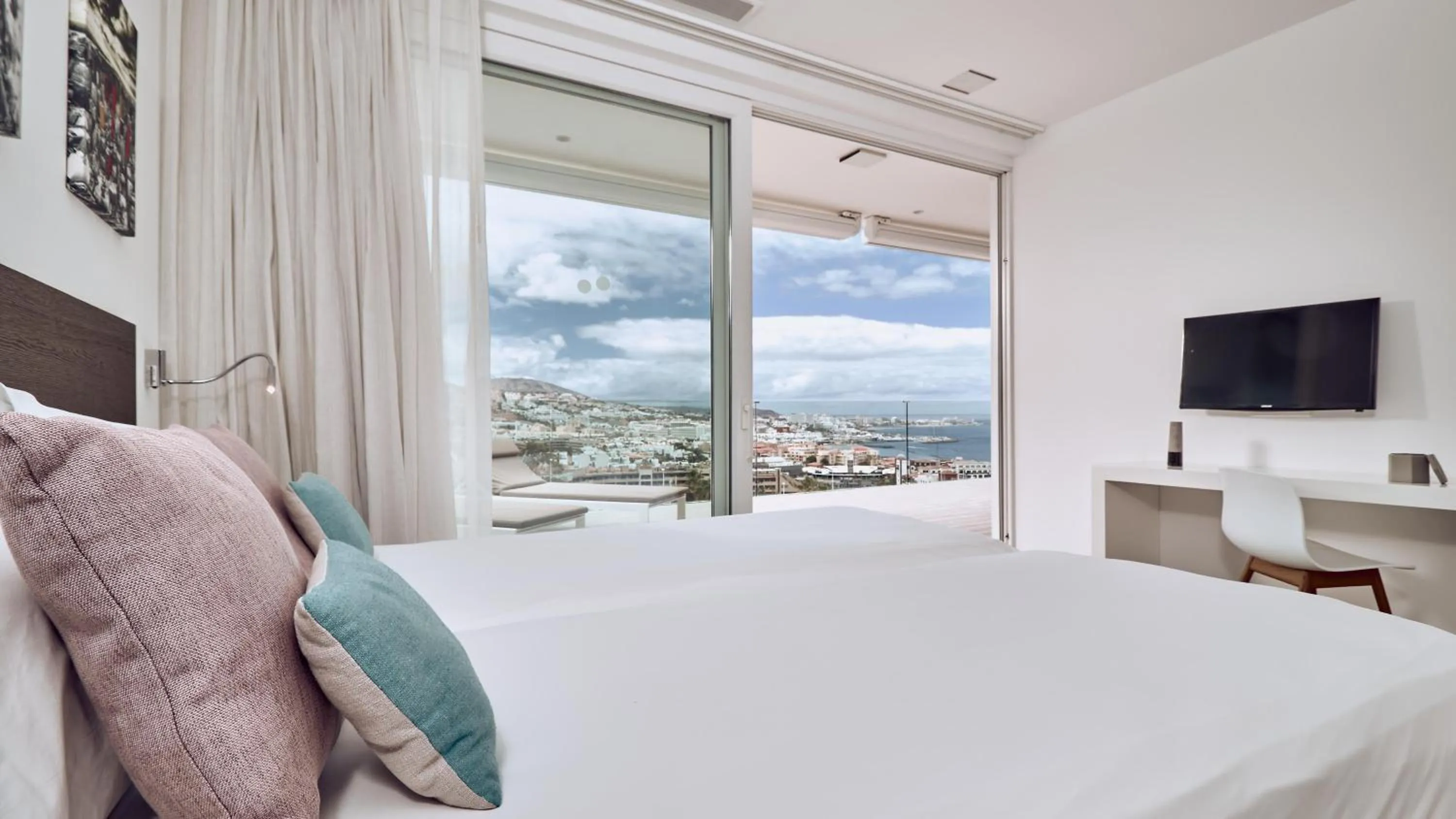 Photo of the whole room, Bed in Hotel Baobab Suites