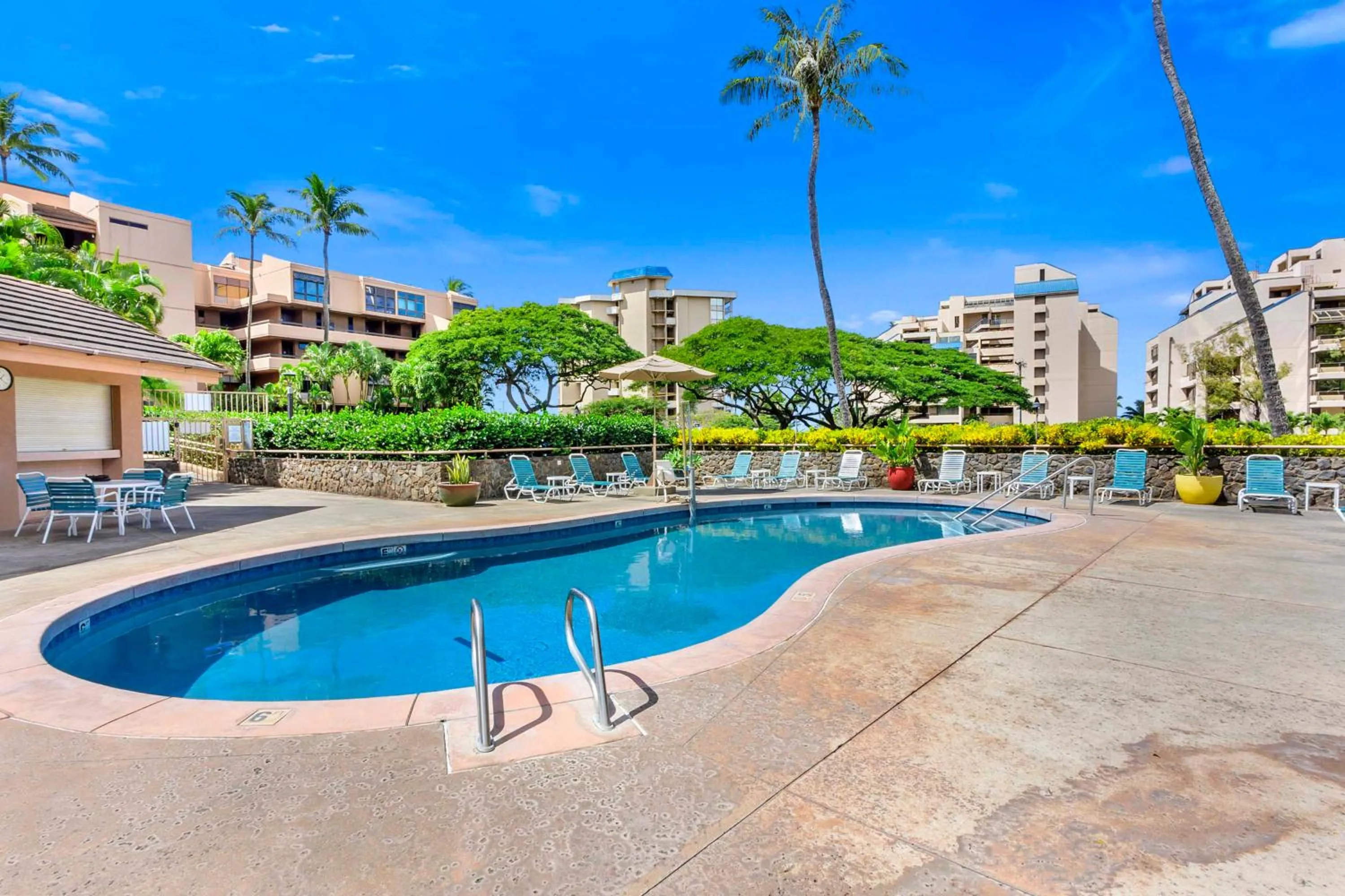 Swimming pool in Kahana Villa