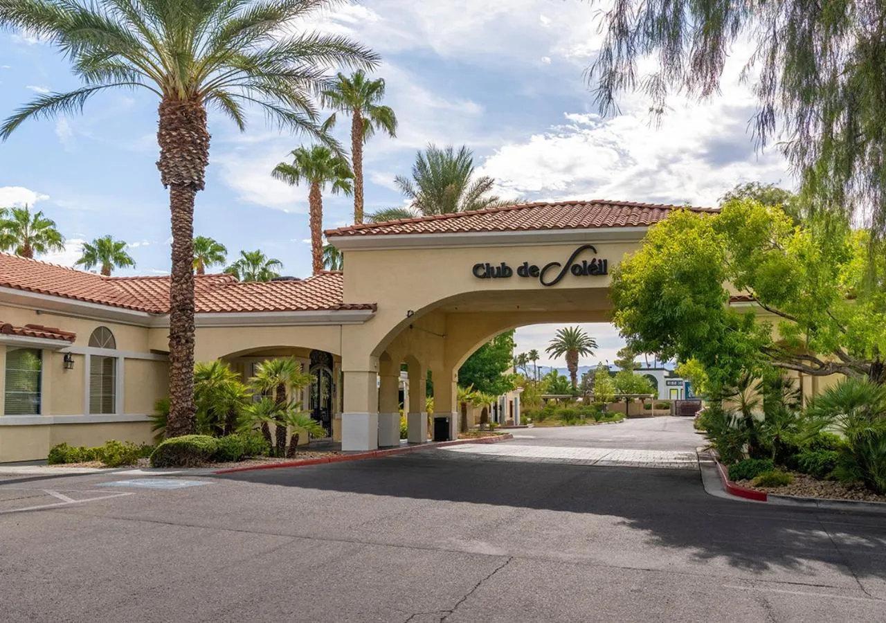 Facade/entrance in Club de Soleil All-Suite Resort