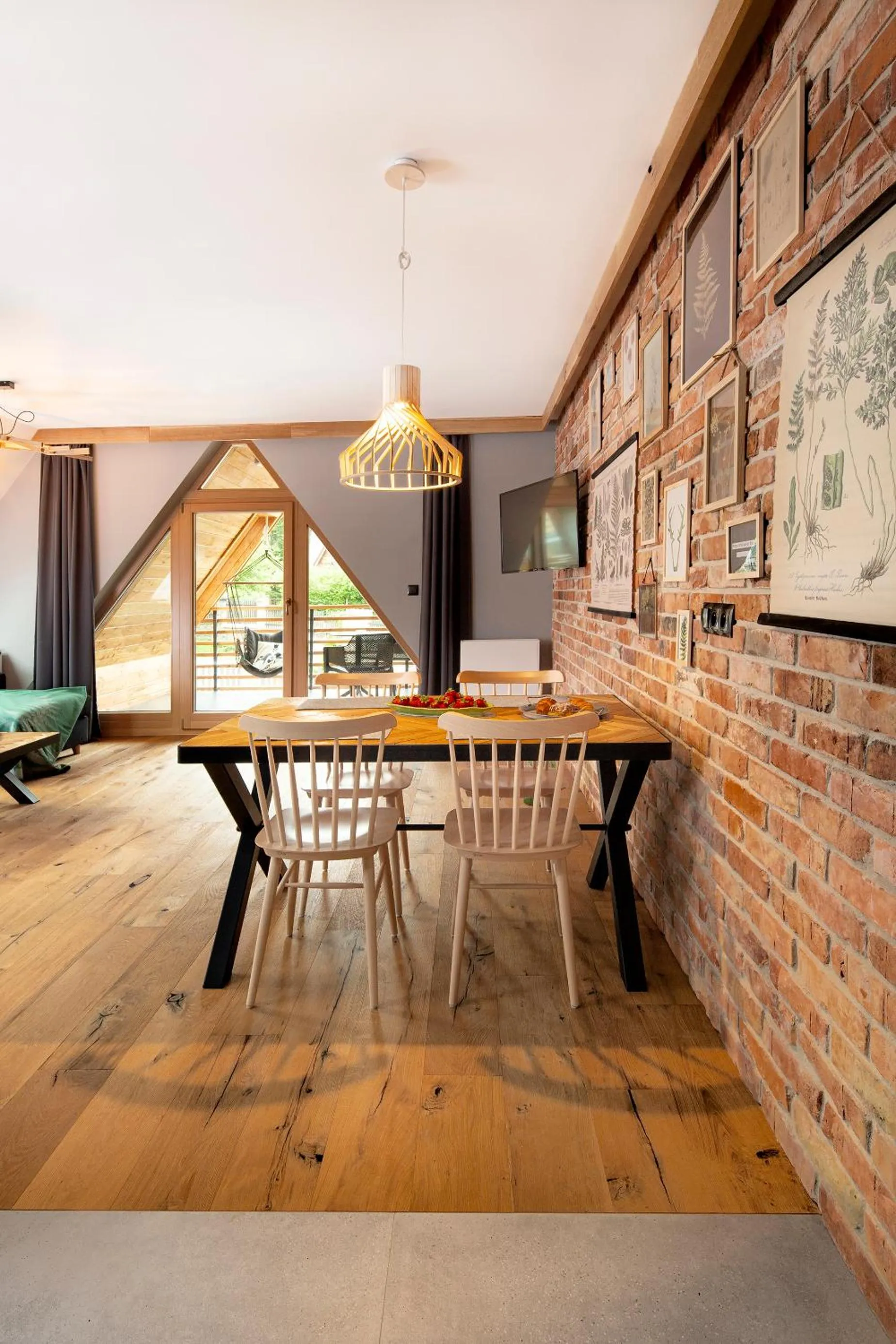 Photo of the whole room in Green Deer Premium