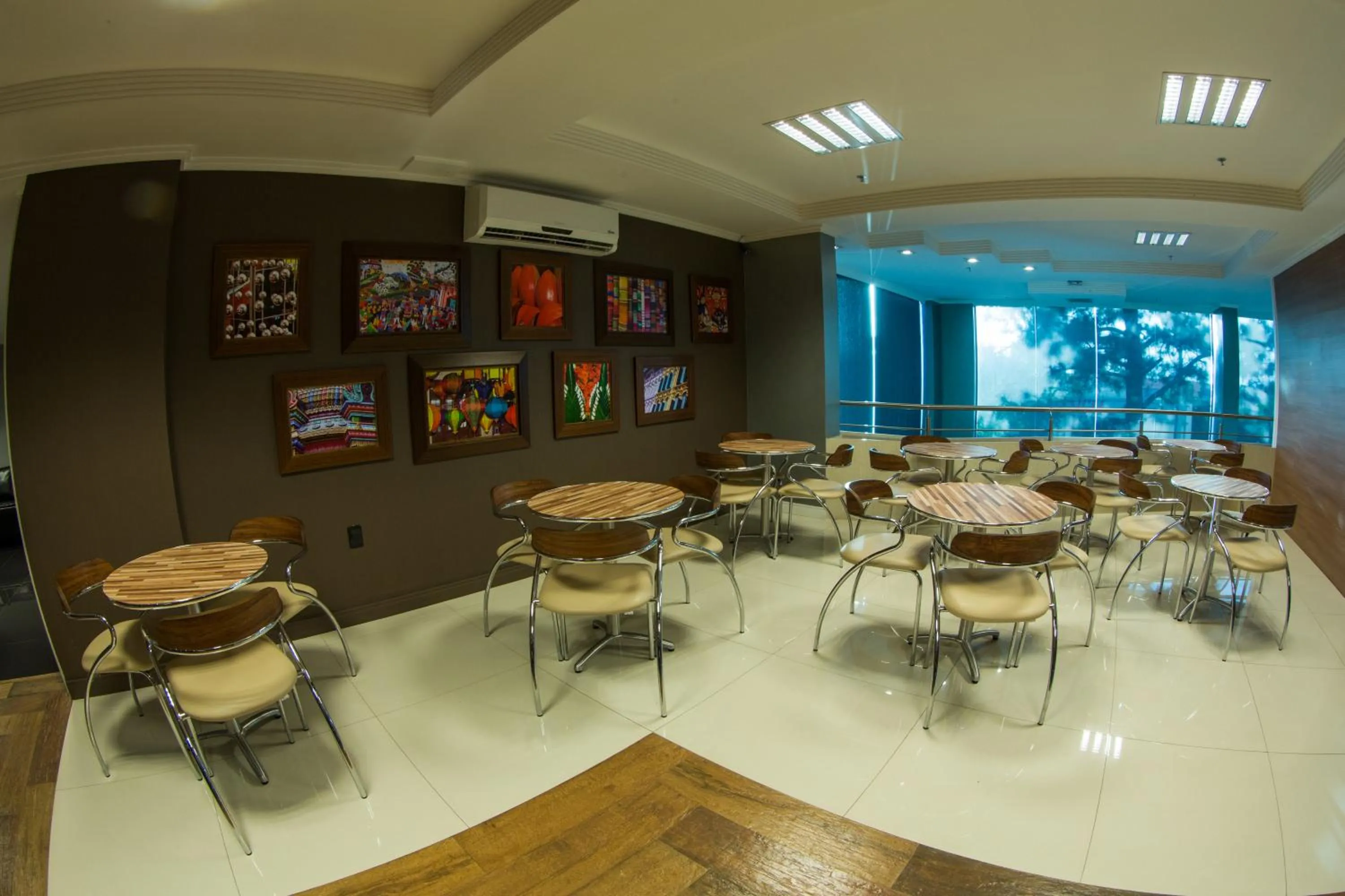 Restaurant/places to eat in Prix Hotel