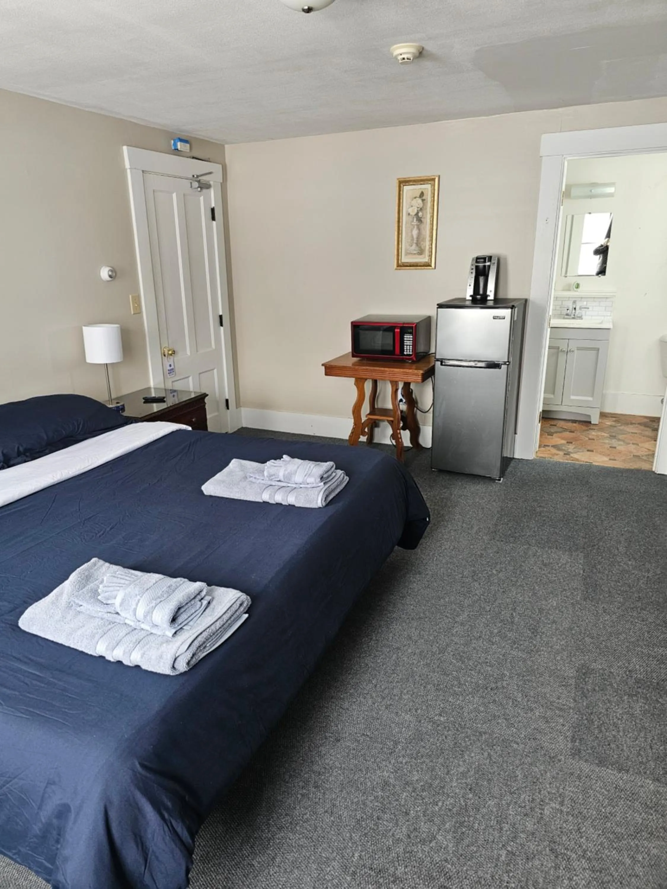 Photo of the whole room, Bed in Lake Shore Farm Inn