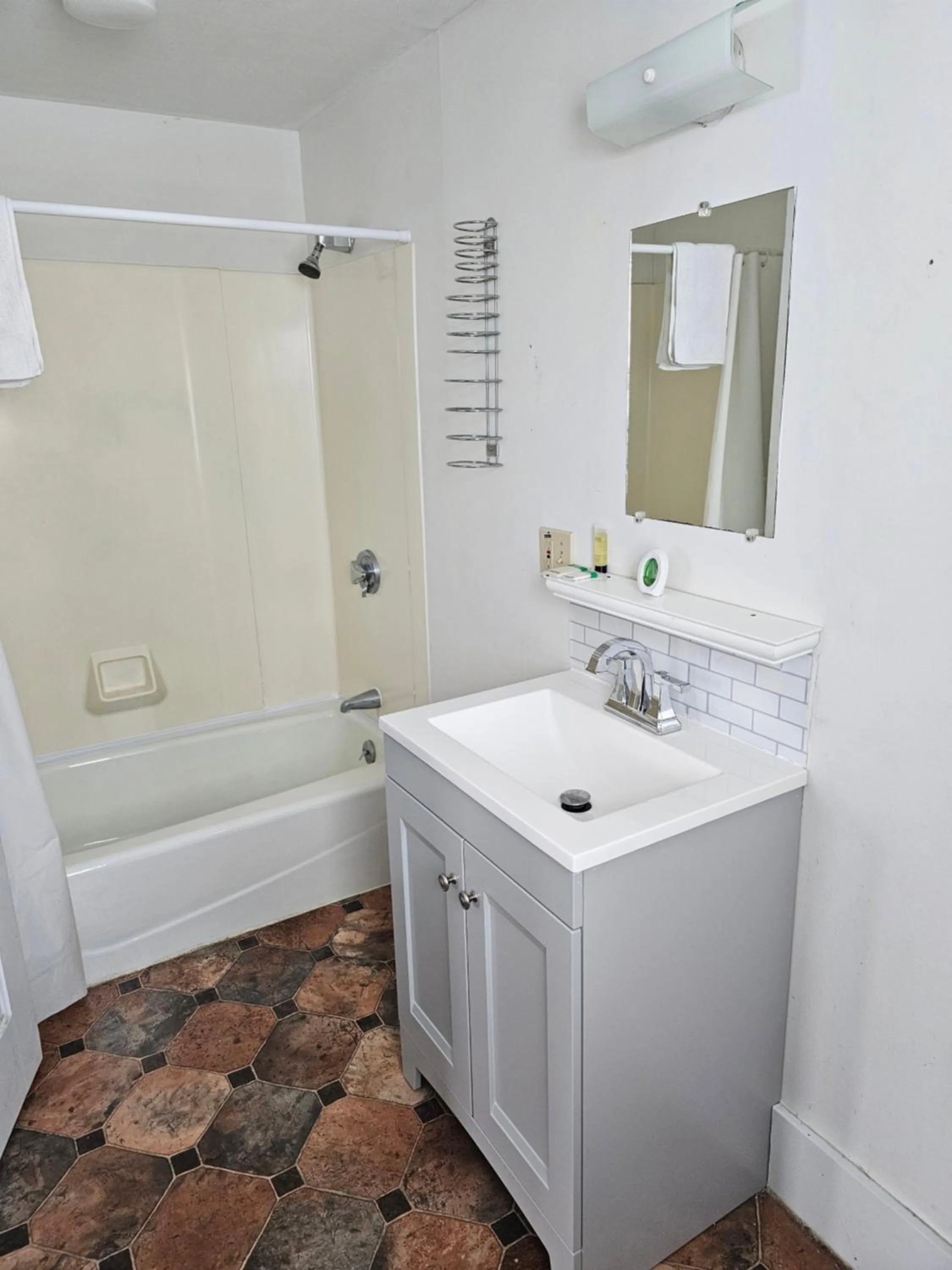 Bathroom in Lake Shore Farm Inn