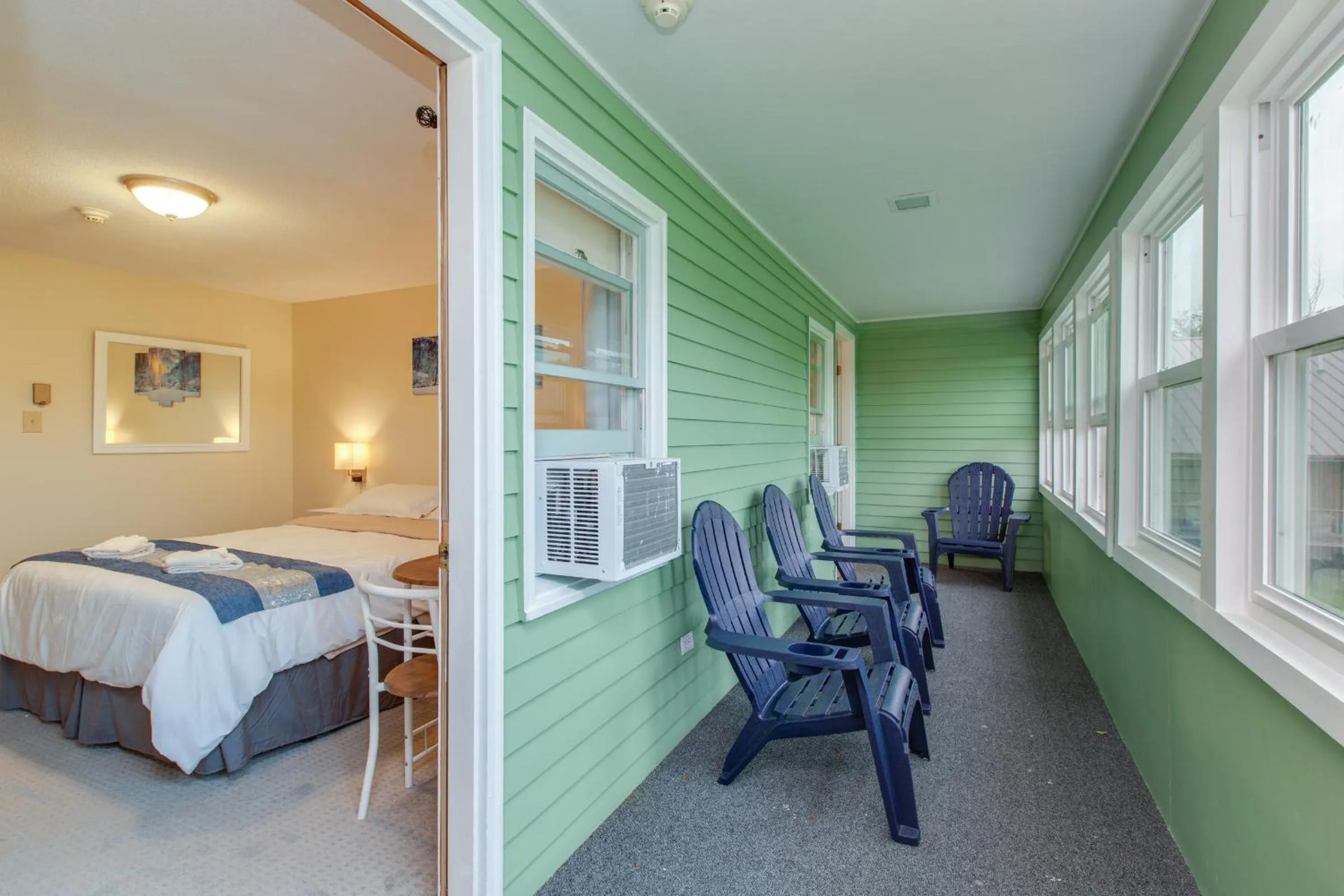 Balcony/Terrace, Bed in Lake Shore Farm Inn