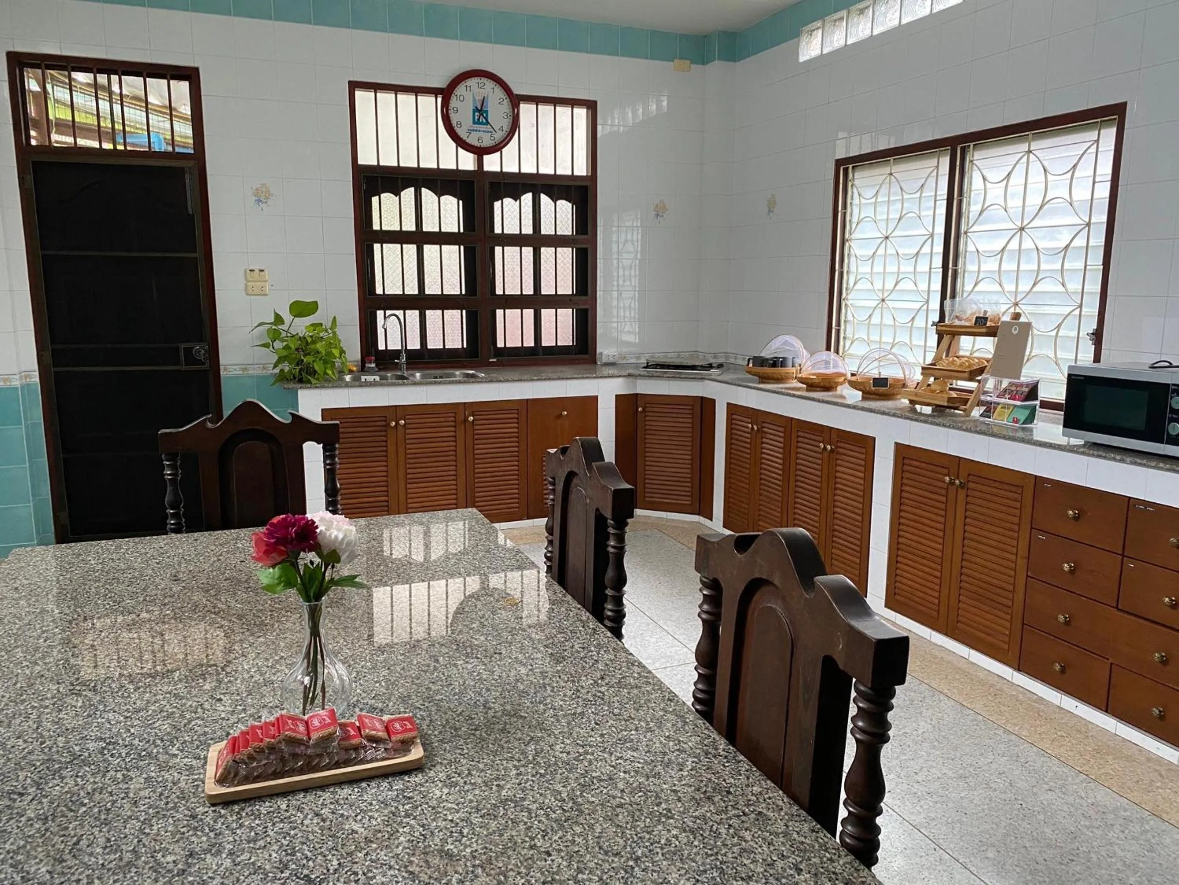 Dining area in Niece Hostel Phuket - Bangtao Beach