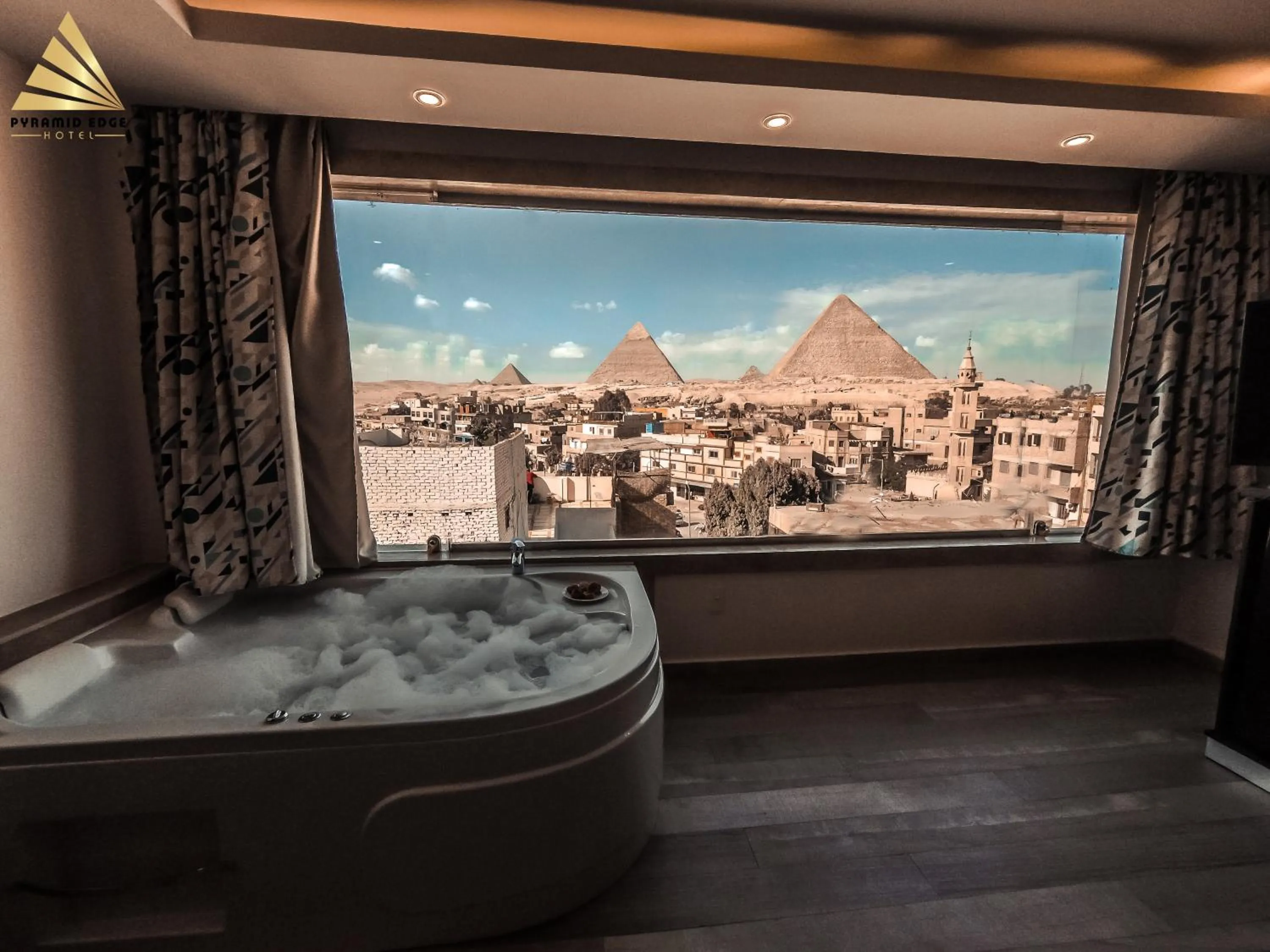 Hot Tub in Pyramid Edge Hotel & Exclusive Pyramids View Rooftop