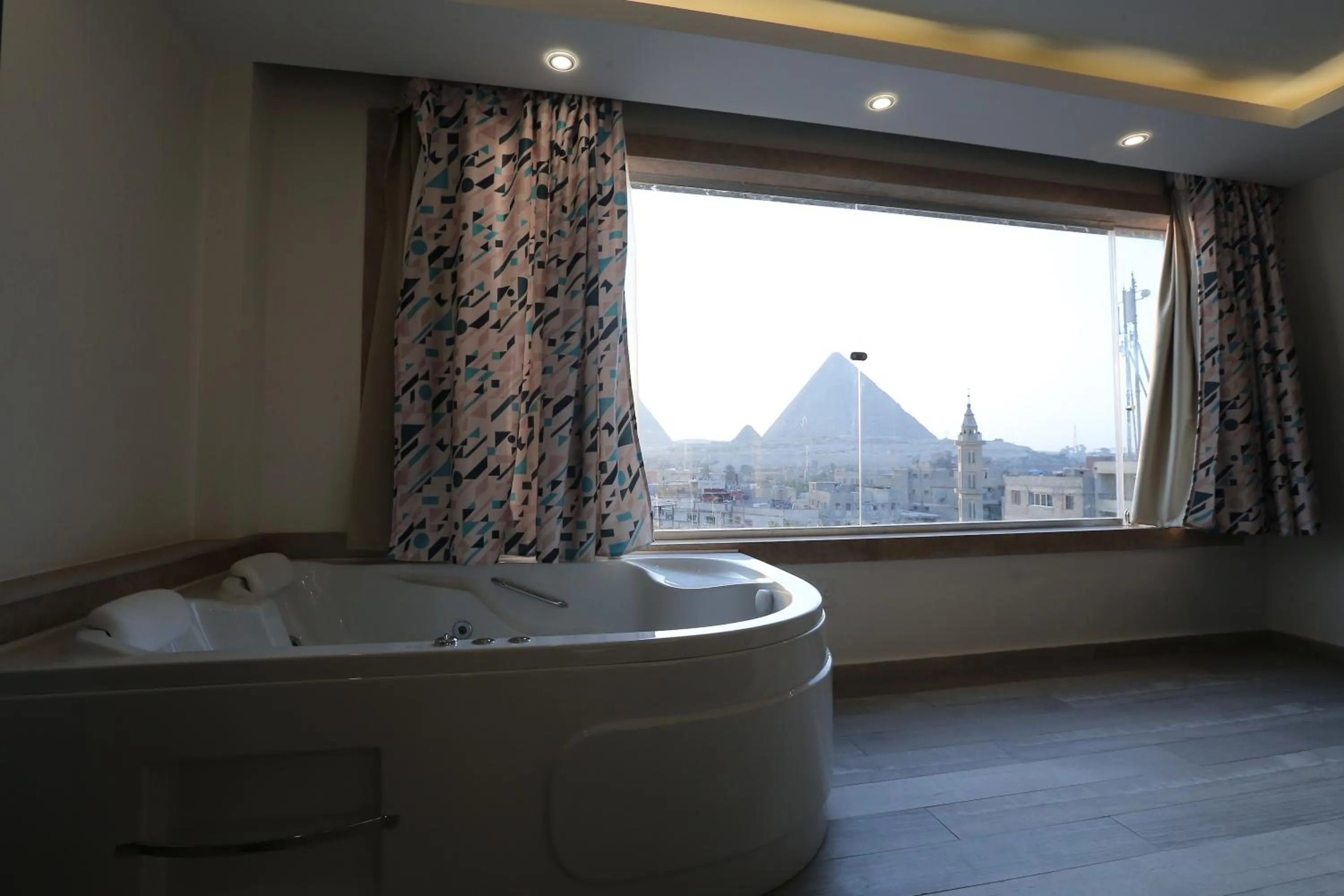 Hot Tub in Pyramid Edge Hotel & Exclusive Pyramids View Rooftop