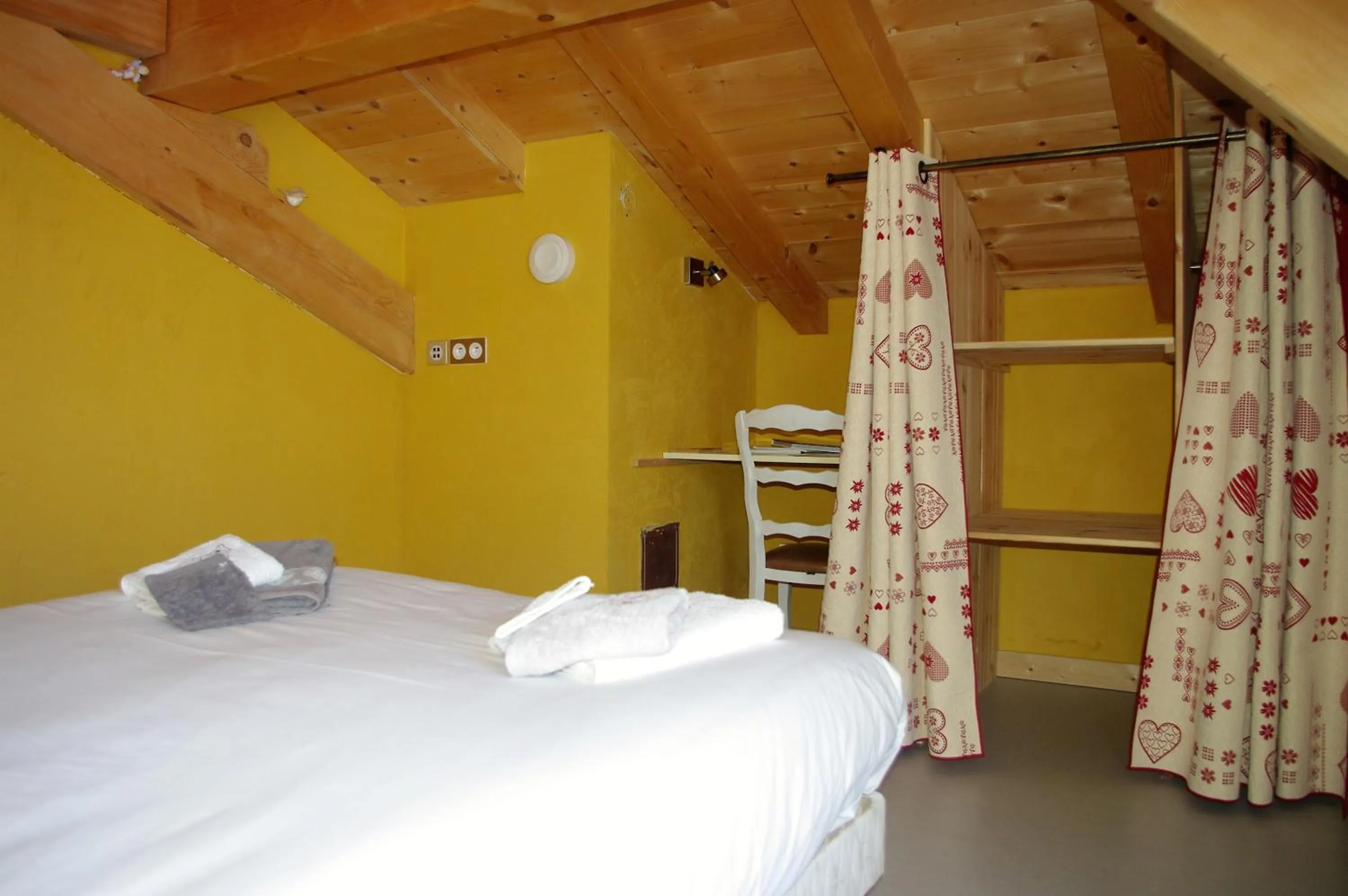 Photo of the whole room, Bed in Chalet aux 3 biches