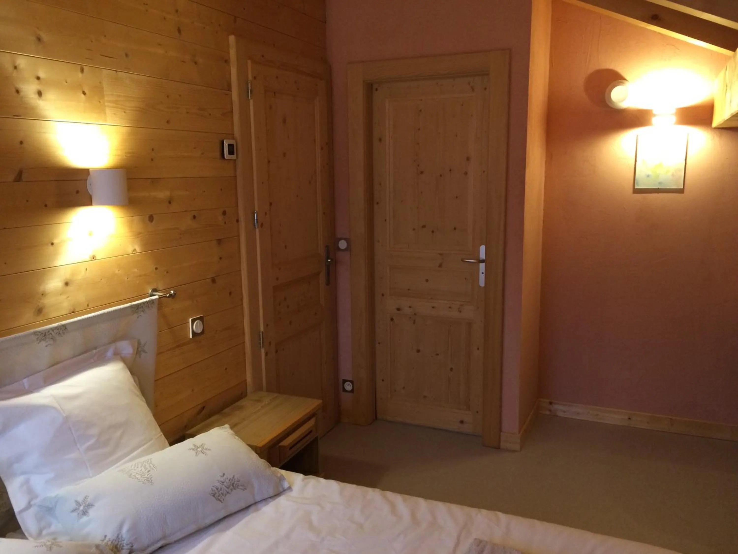Photo of the whole room, Bed in Chalet aux 3 biches