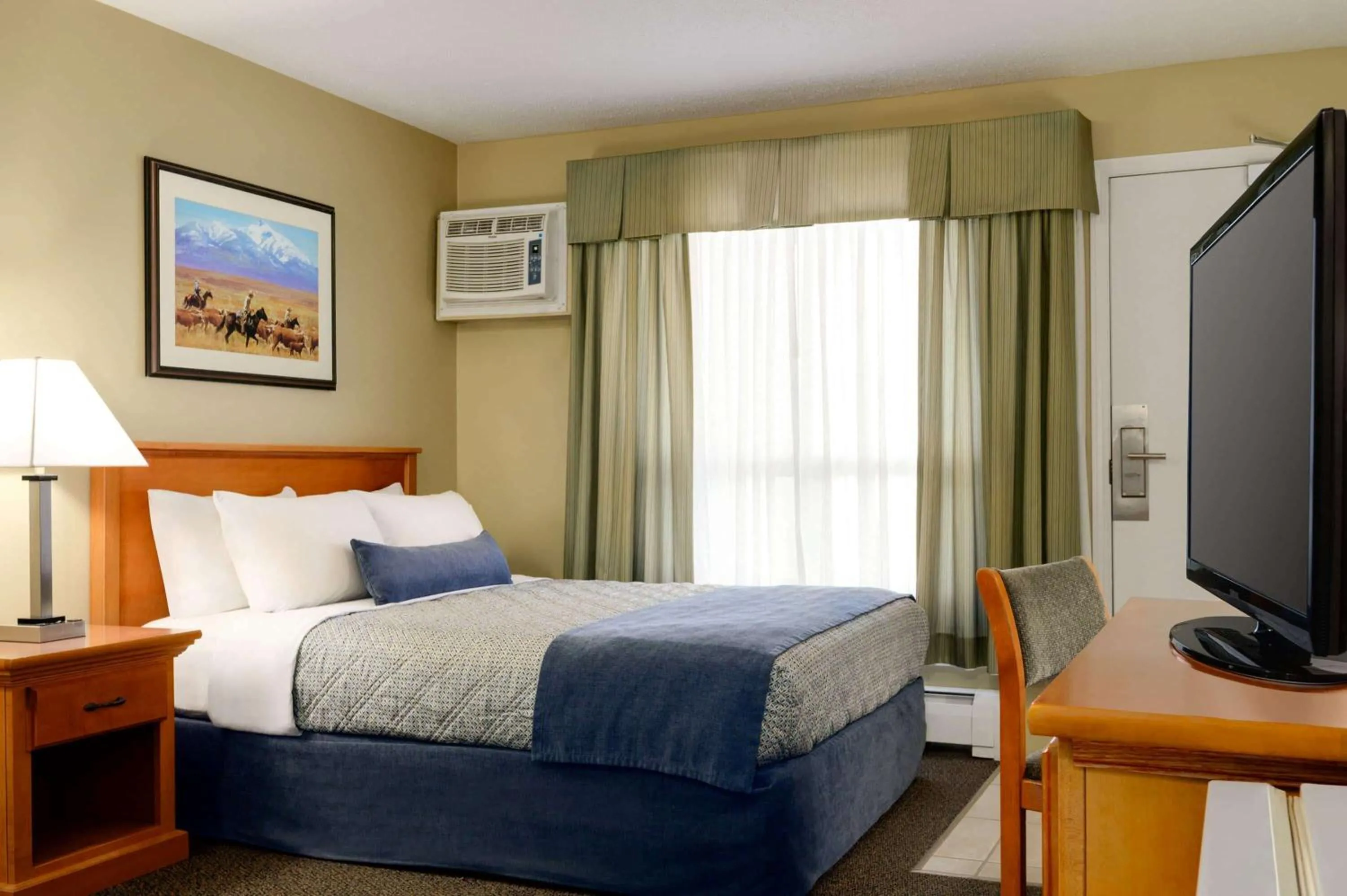 Photo of the whole room, Bed in Travelodge by Wyndham Edson