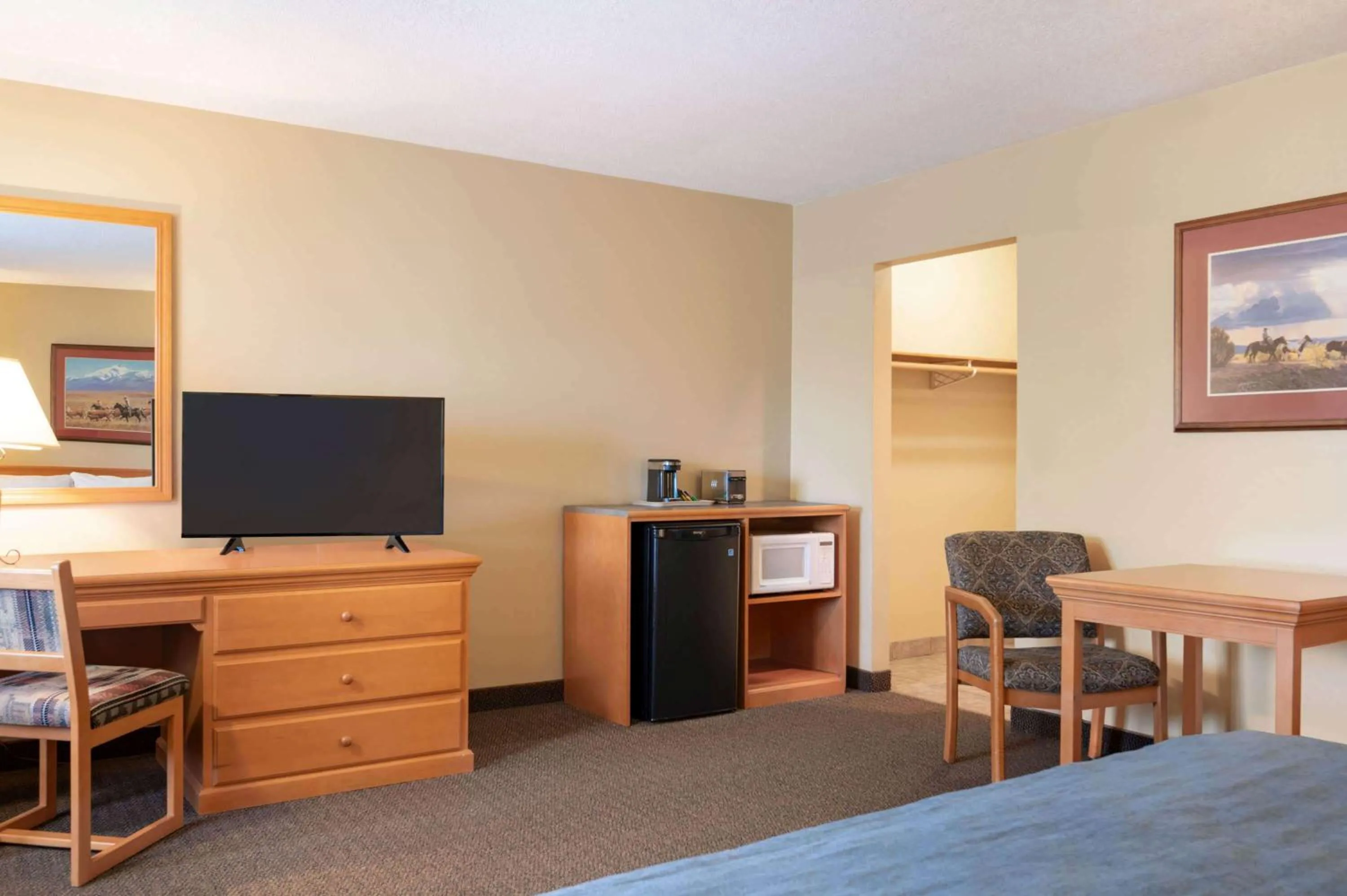 Photo of the whole room, Bed in Travelodge by Wyndham Edson