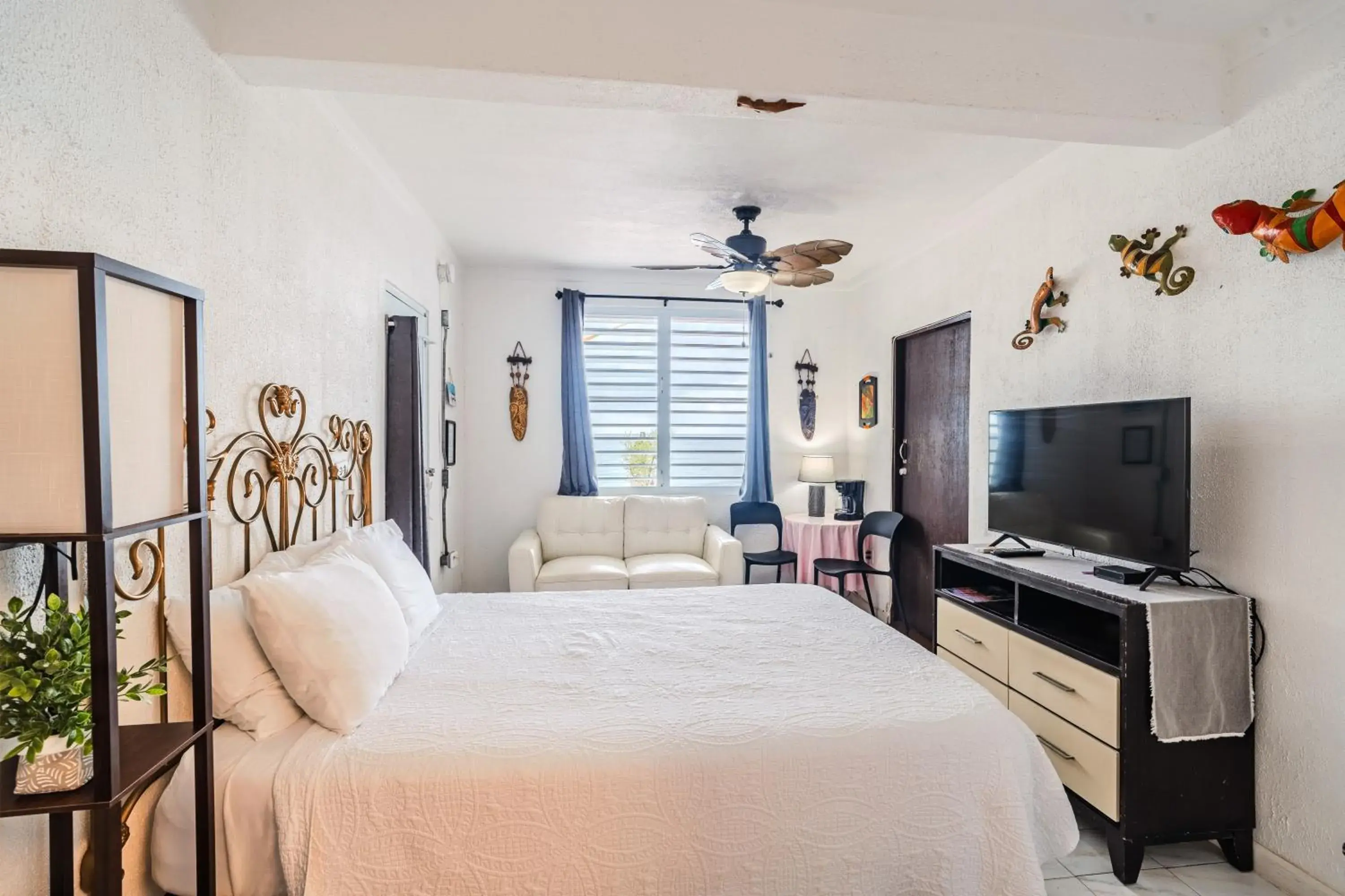 Queen Room with Ocean View in Coconut Palms Inn Queen Room with Ocean View in Coconut Palms Inn