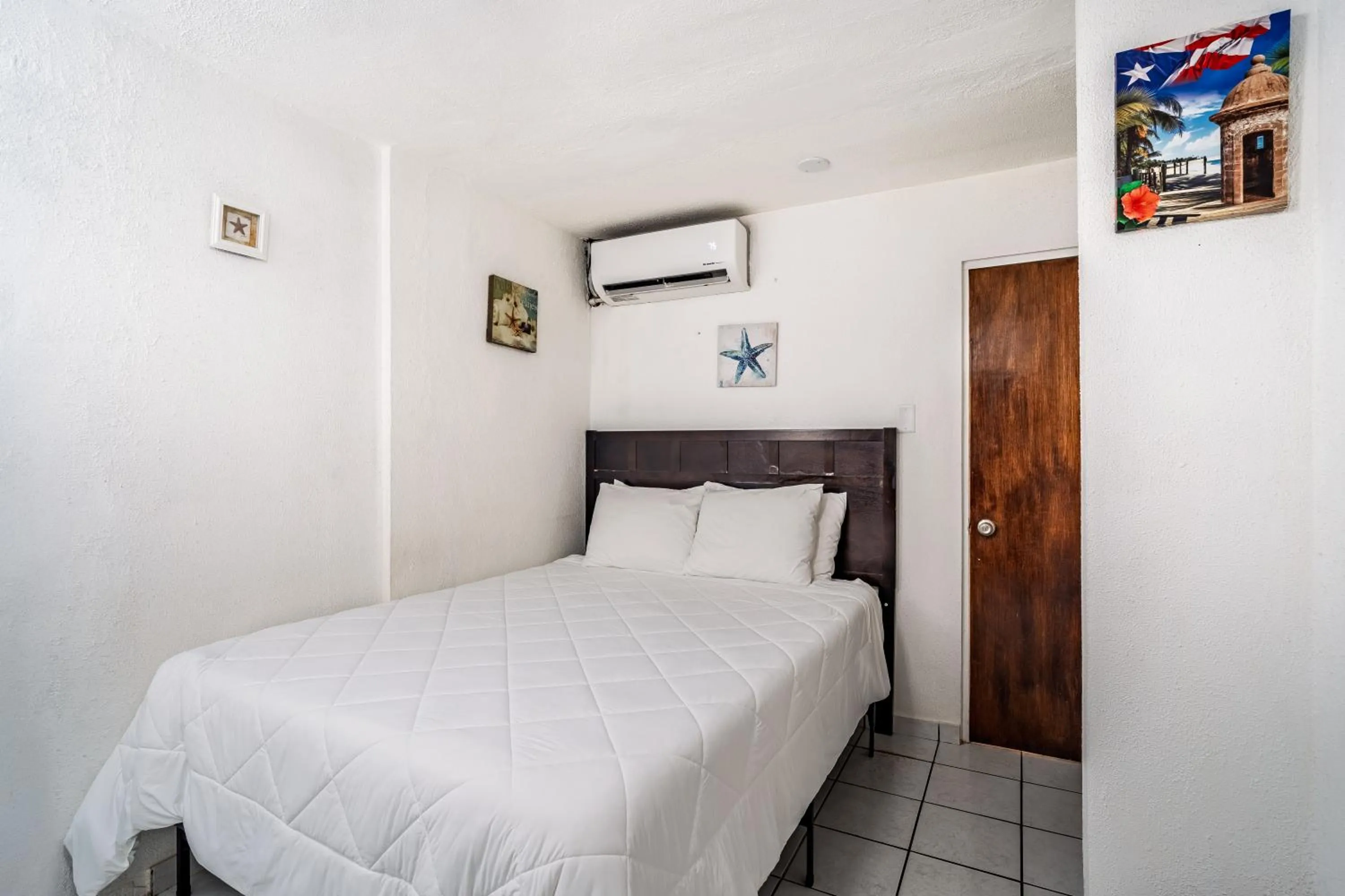 Bed in Coconut Palms Inn