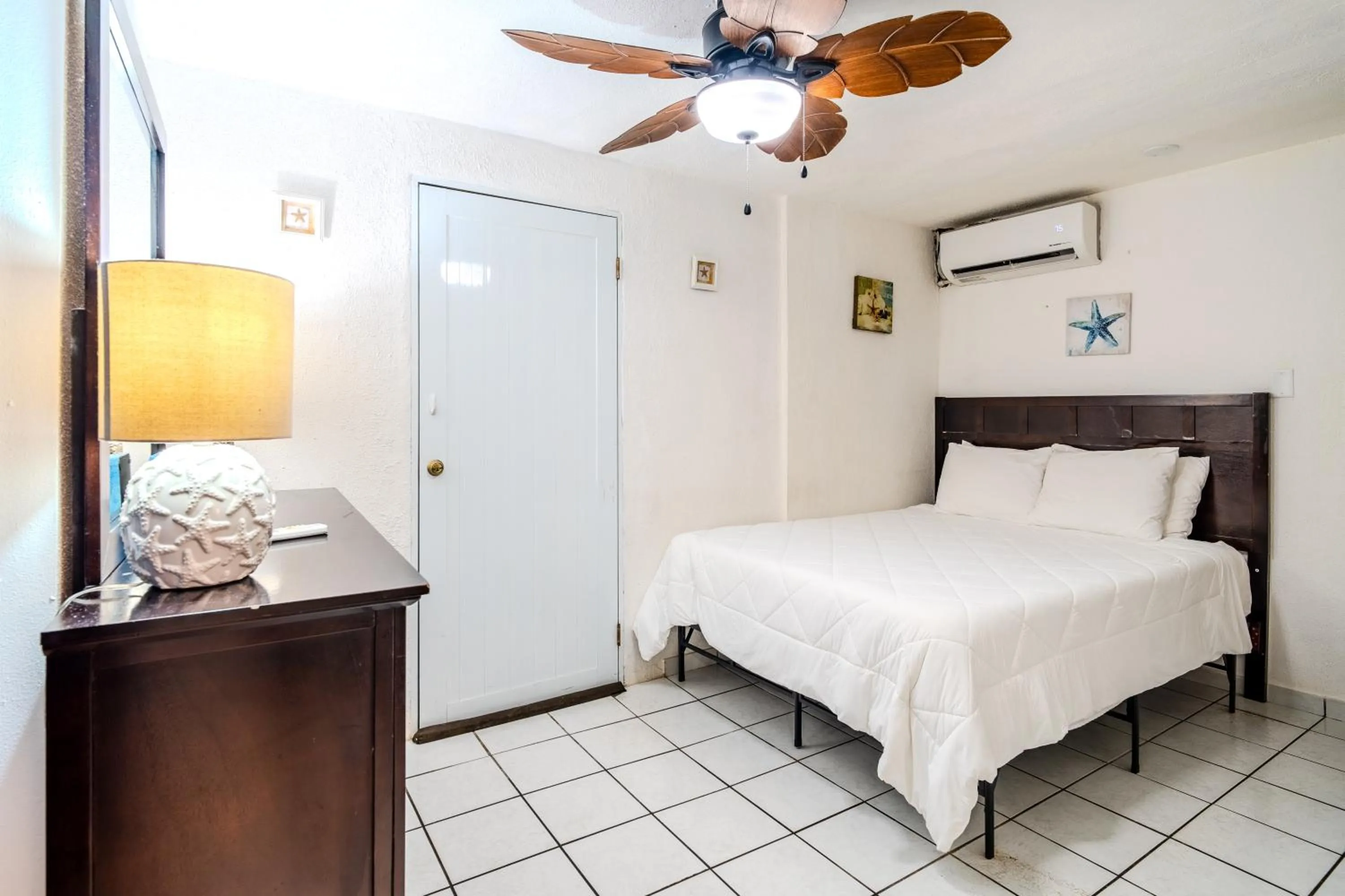 Bed in Coconut Palms Inn