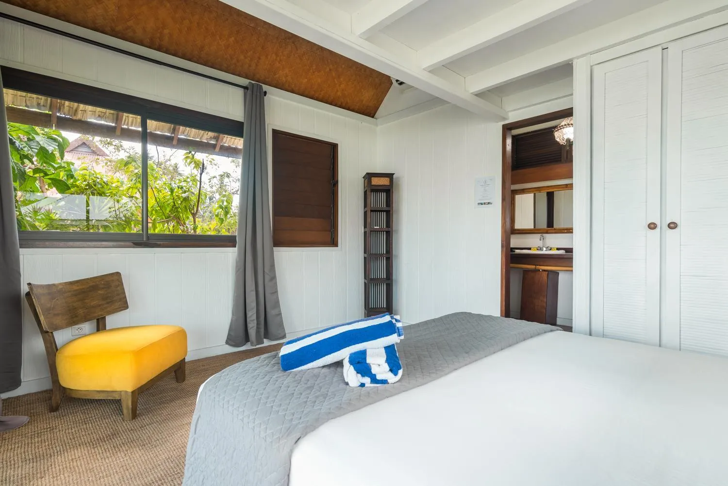 Bed in Moorea Island Beach Hotel