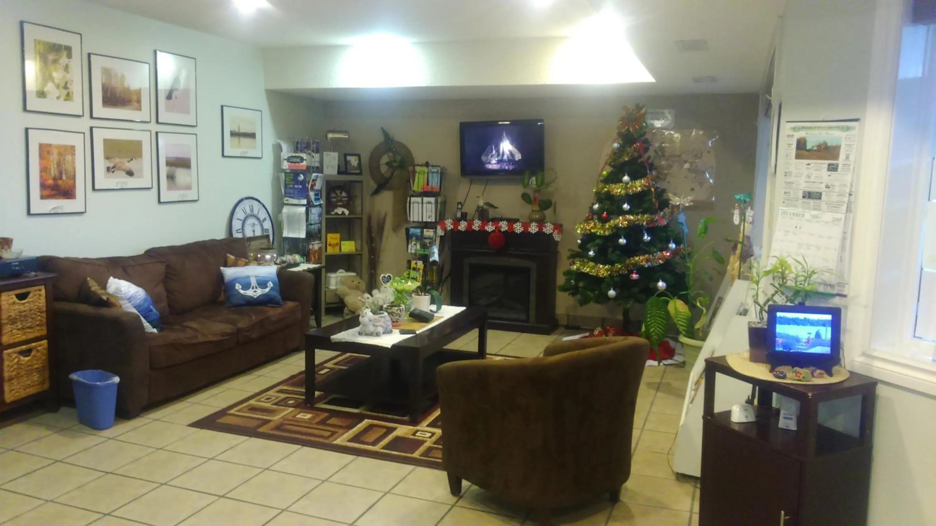 Communal lounge/ TV room in Shoreside Inn & Suites