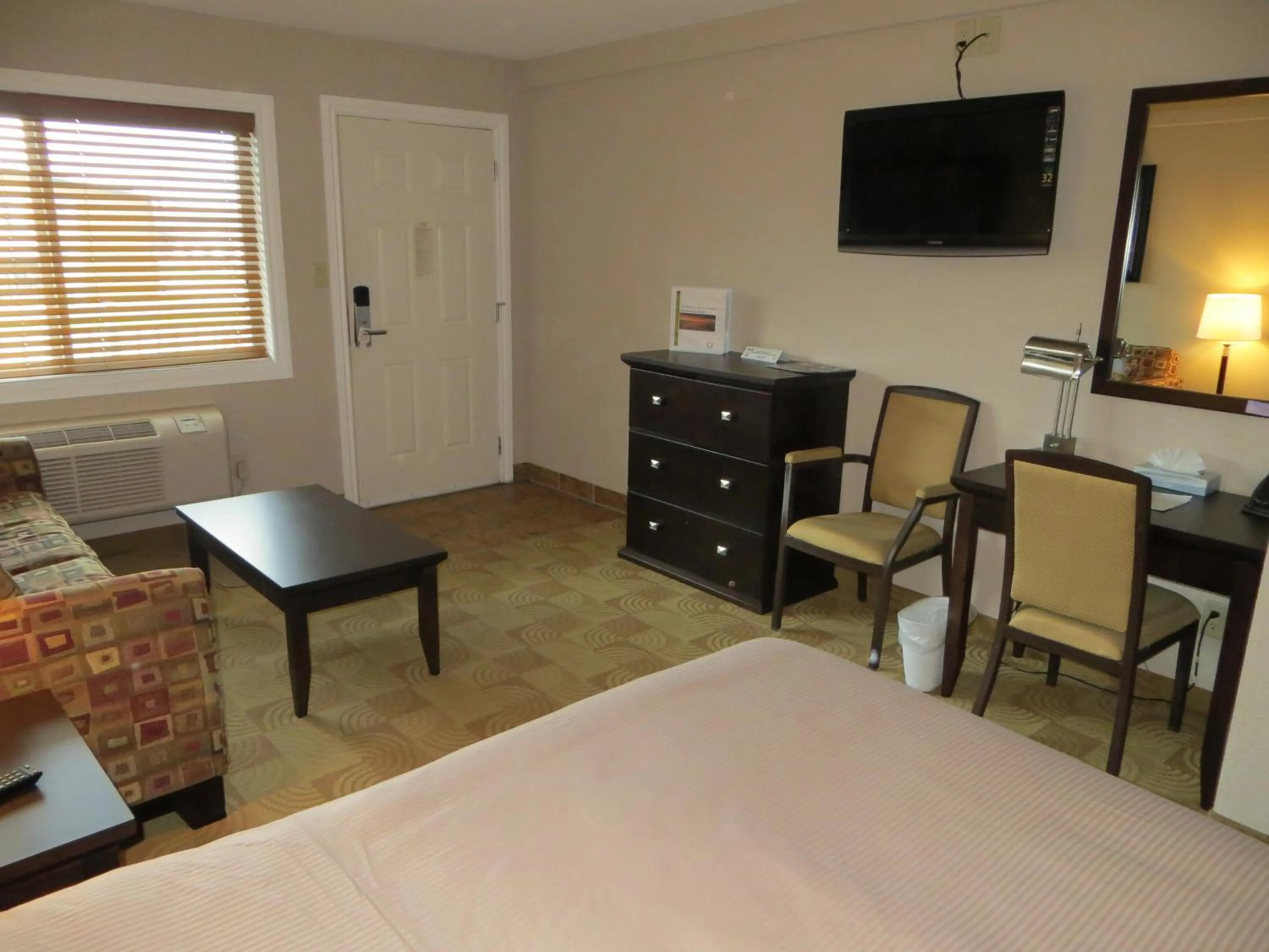 Photo of the whole room, Bed in Shoreside Inn & Suites
