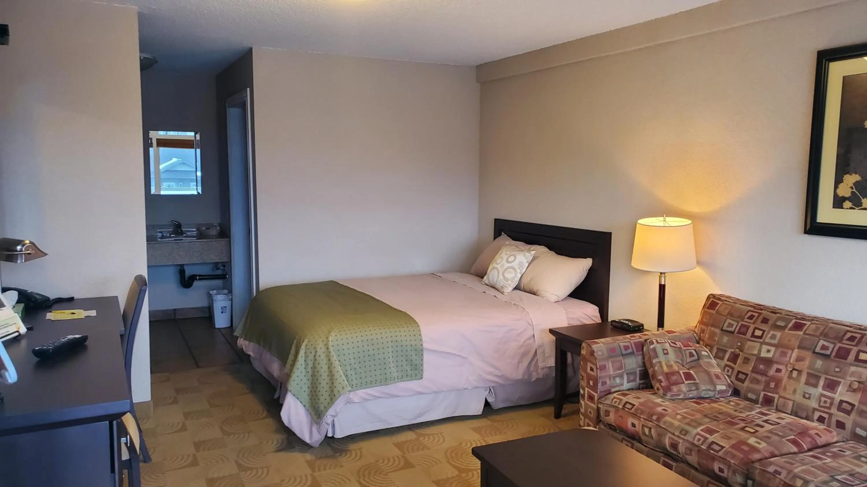 Bed in Shoreside Inn & Suites