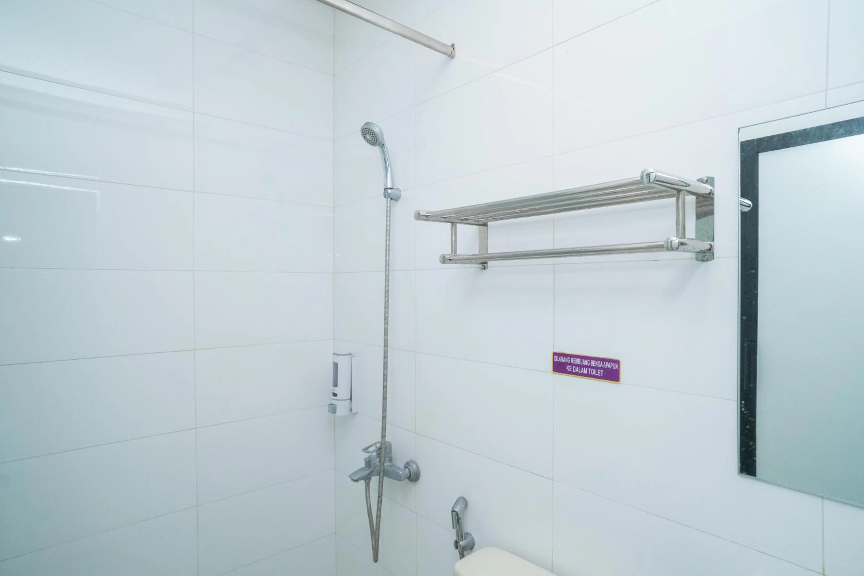 Bathroom in Sans Hotel FiFFa Premiere Malang