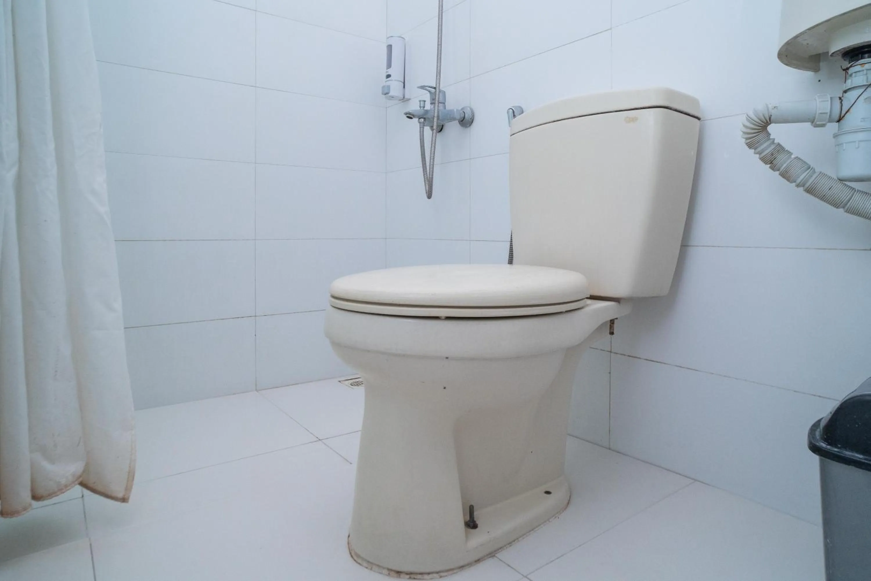 Bathroom in Sans Hotel FiFFa Premiere Malang