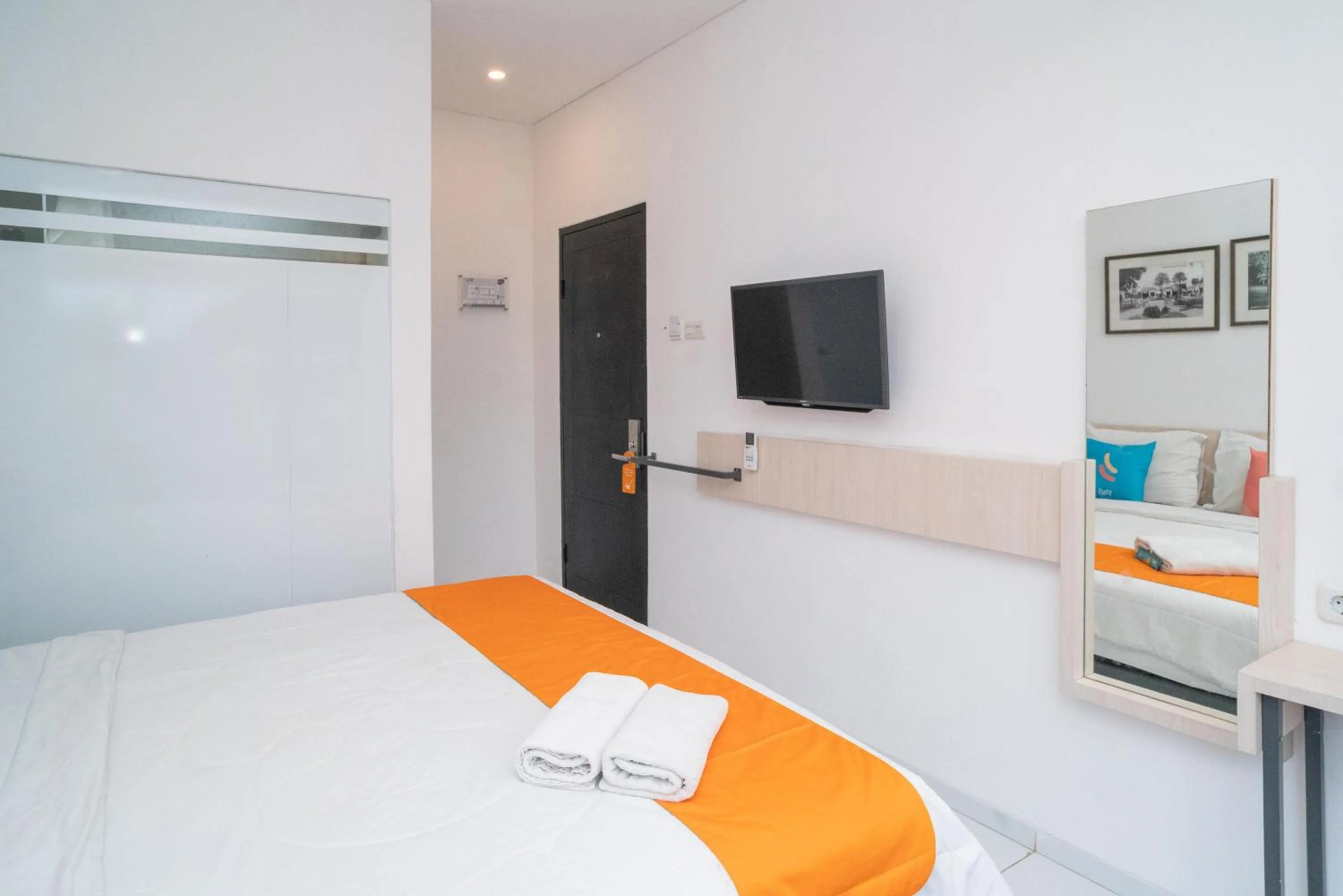 Bedroom, Bed in Sans Hotel FiFFa Premiere Malang