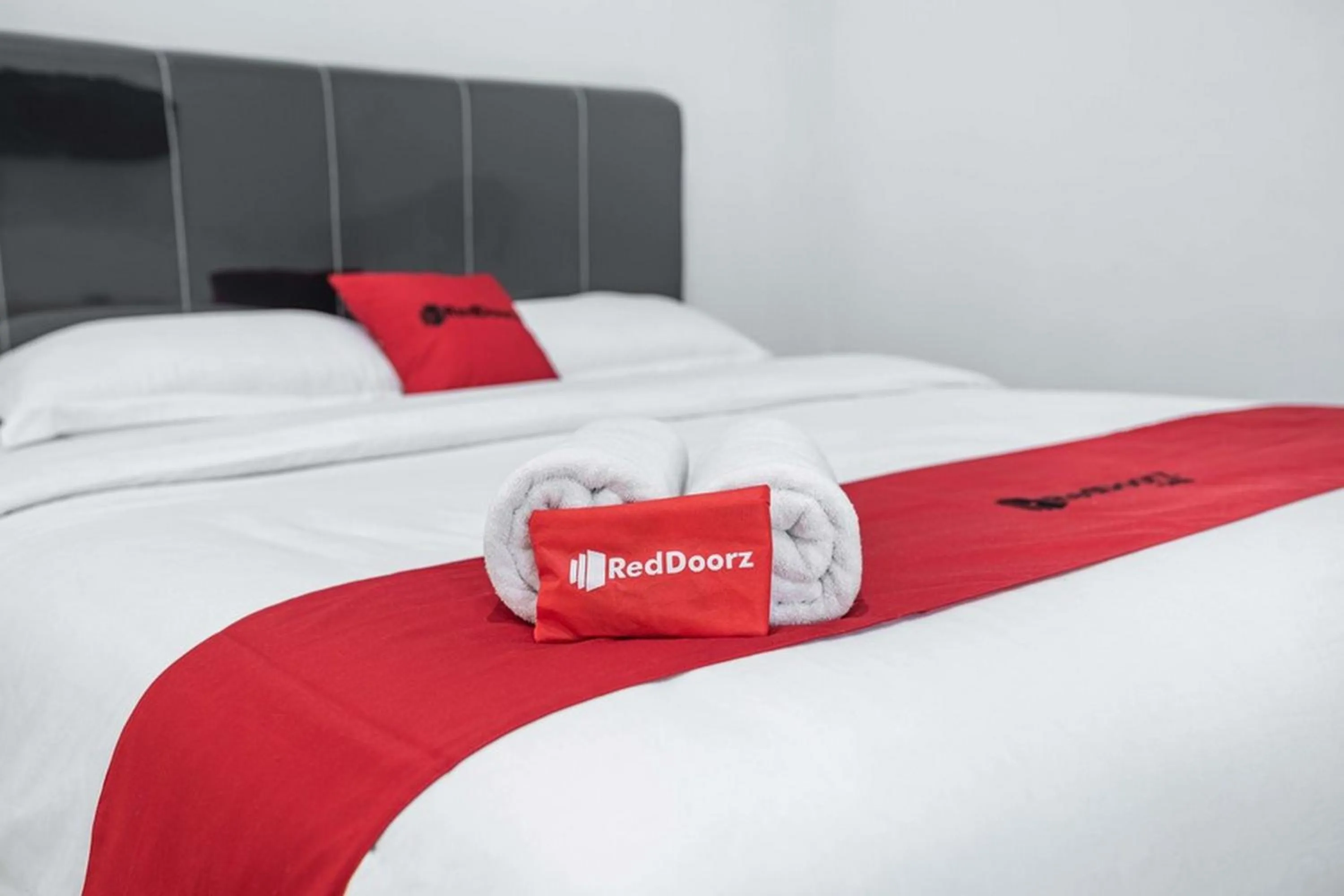 Bedroom, Bed in RedDoorz Plus near Thamrin Plaza Medan