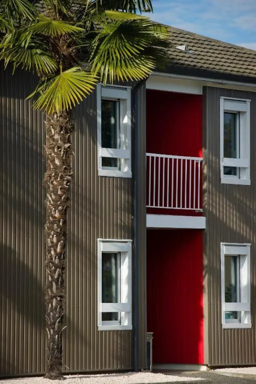 Facade/entrance in Brit Hotel Essentiel Pau Lescar