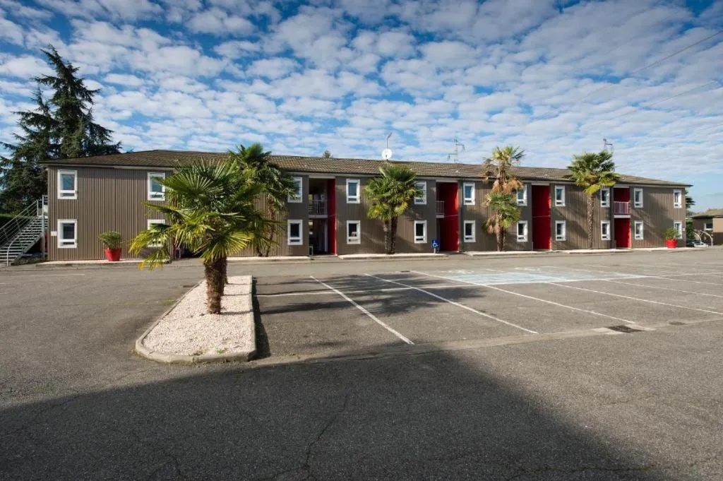 Facade/entrance in Brit Hotel Essentiel Pau Lescar