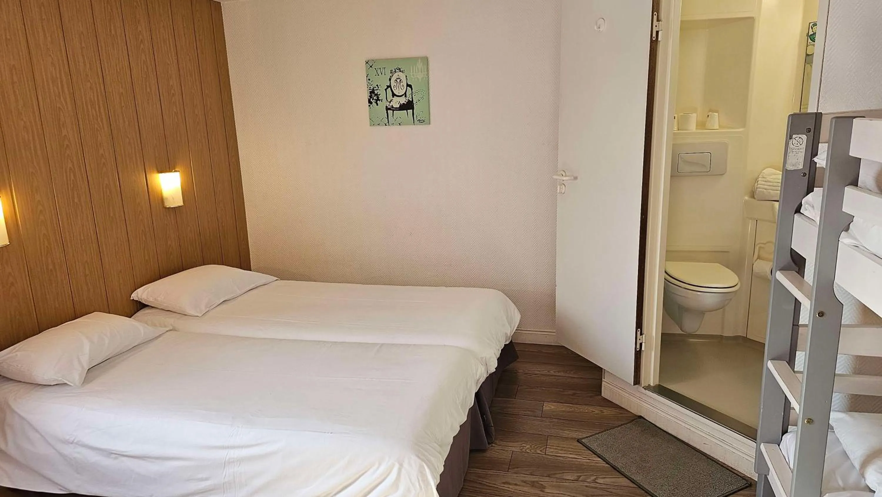 Bed in Brit Hotel Essentiel Pau Lescar