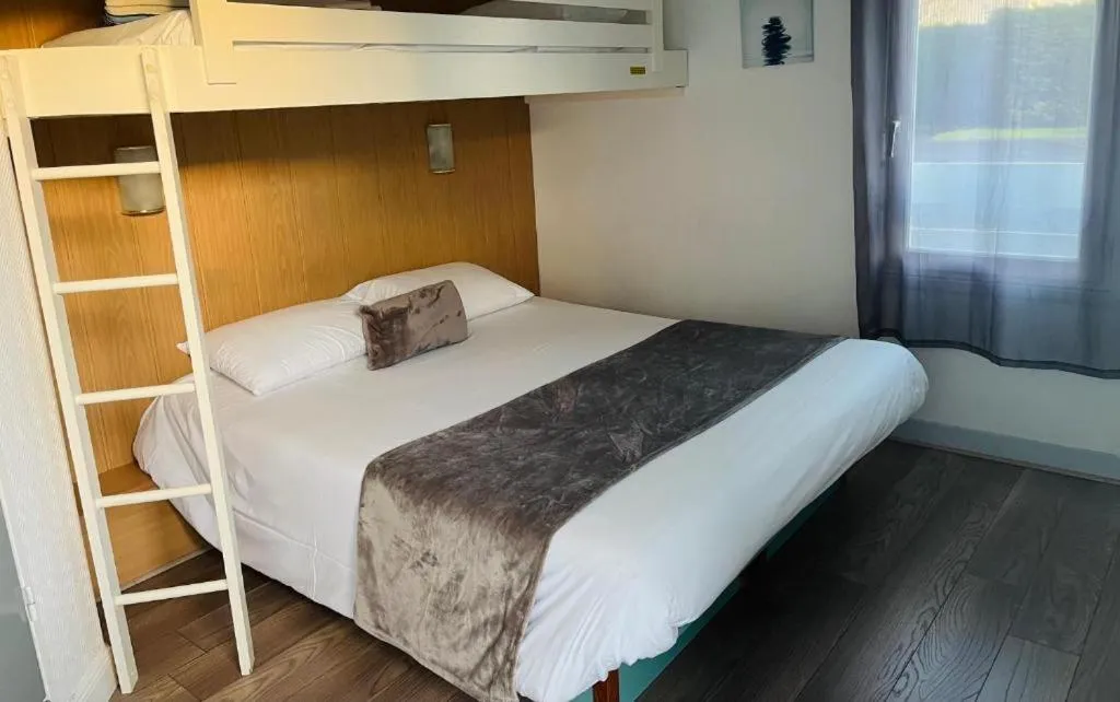 Bed in Brit Hotel Essentiel Pau Lescar