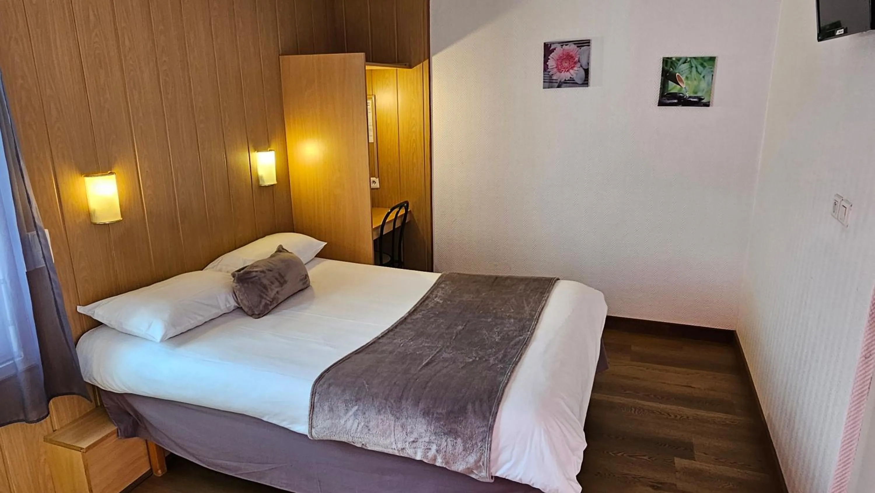 Bed in Brit Hotel Essentiel Pau Lescar