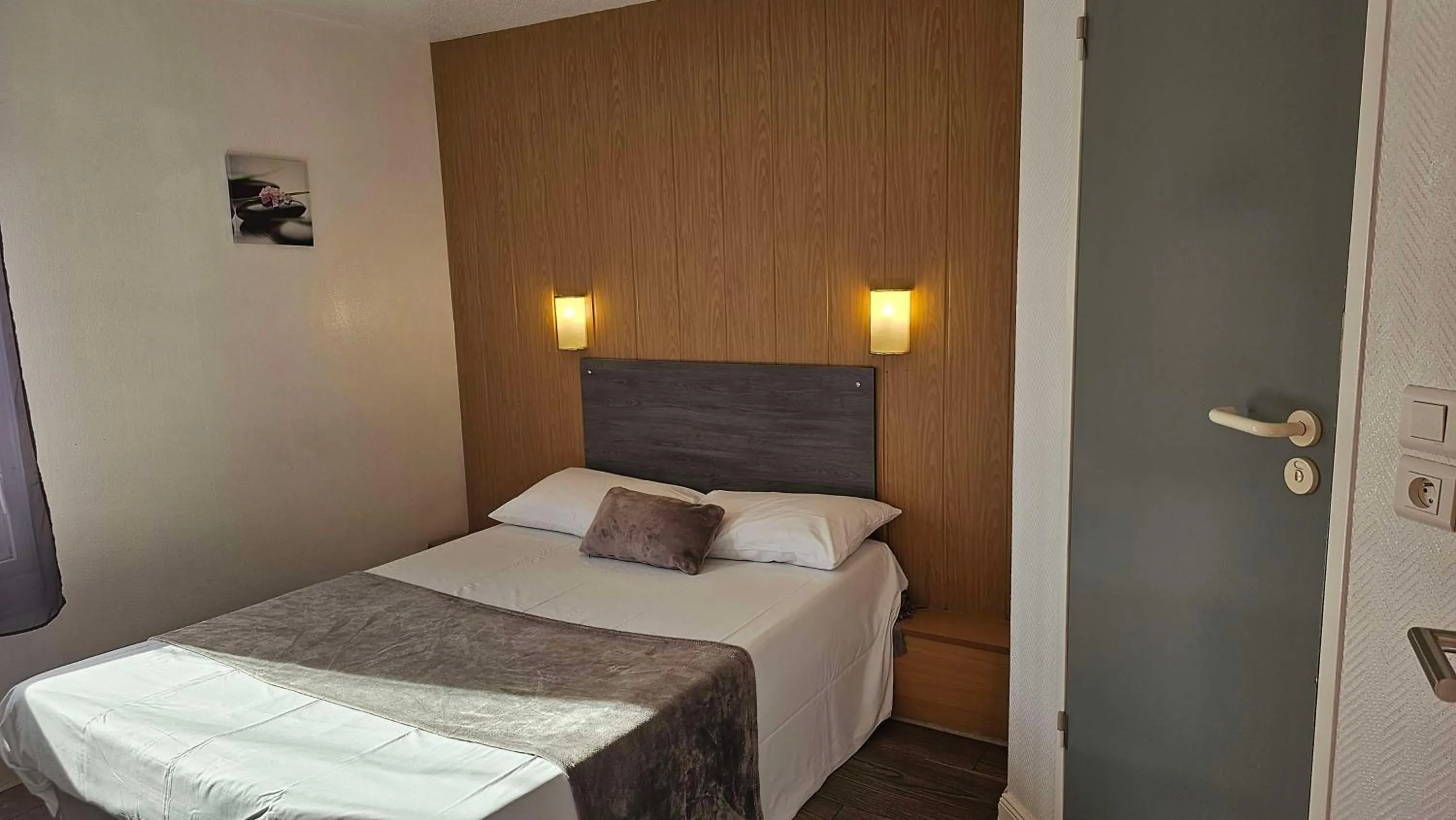 Bedroom, Bed in Brit Hotel Essentiel Pau Lescar