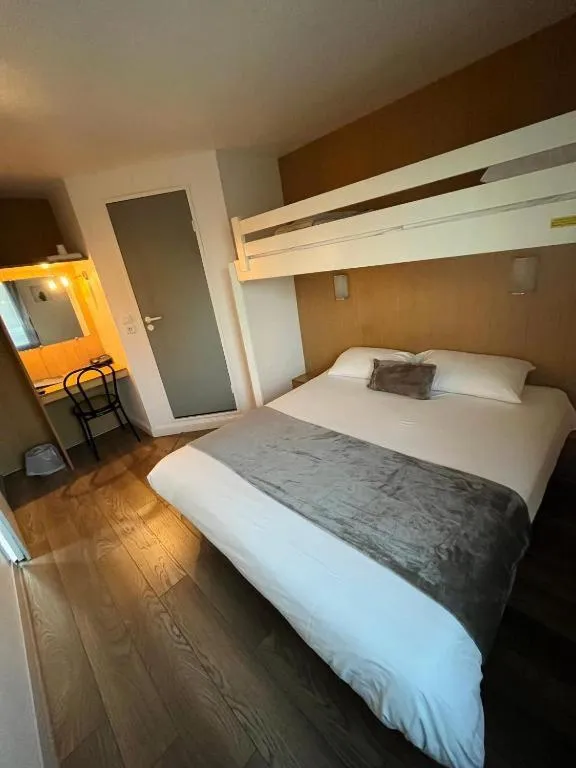 Bed in Brit Hotel Essentiel Pau Lescar