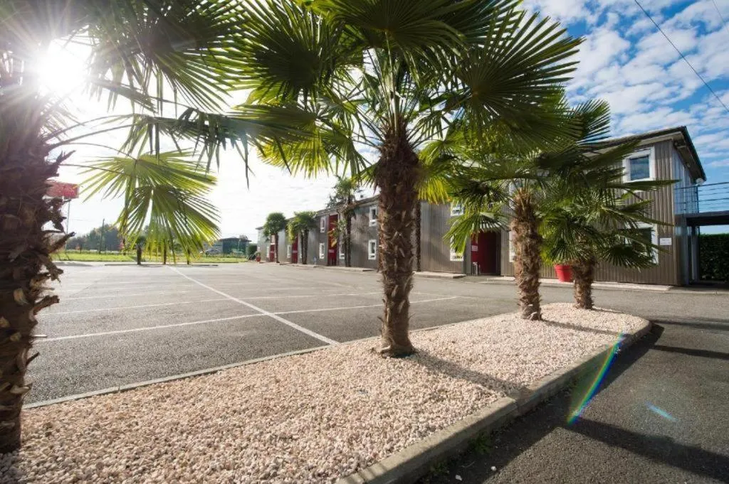 Facade/entrance in Brit Hotel Essentiel Pau Lescar