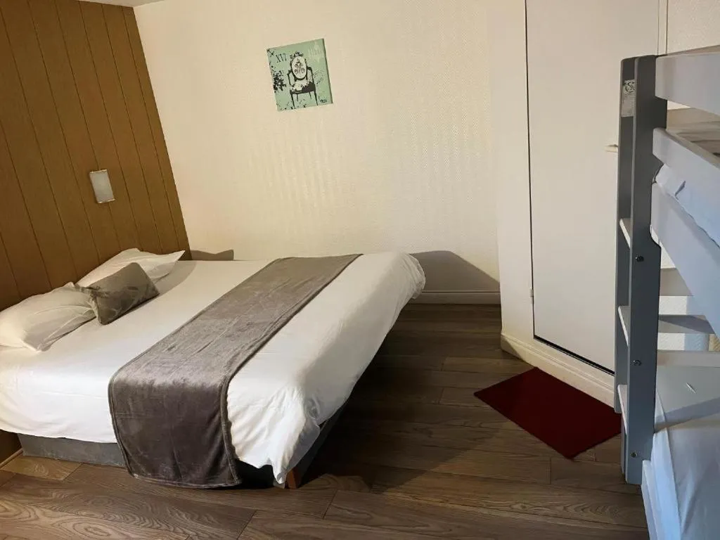 Bed in Brit Hotel Essentiel Pau Lescar