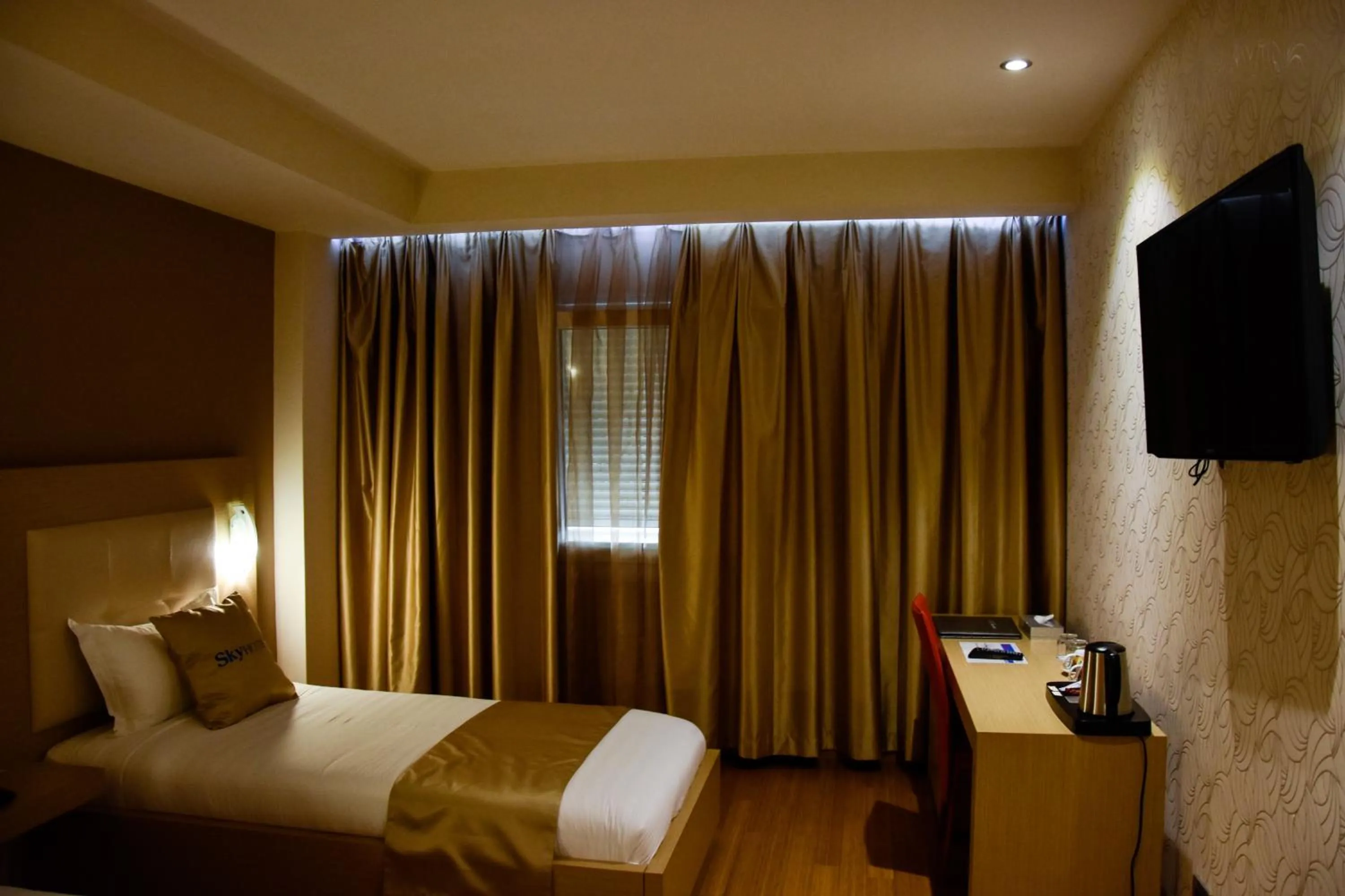 Communal lounge/ TV room, Bed in Sky 2 Hotel Tirana