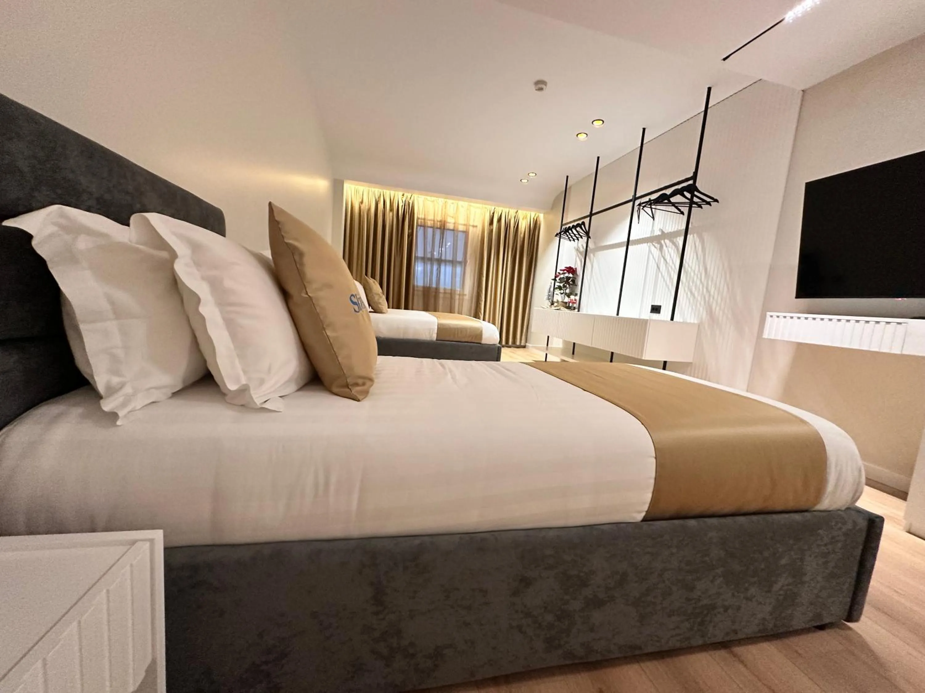 Communal lounge/ TV room, Bed in Sky 2 Hotel Tirana