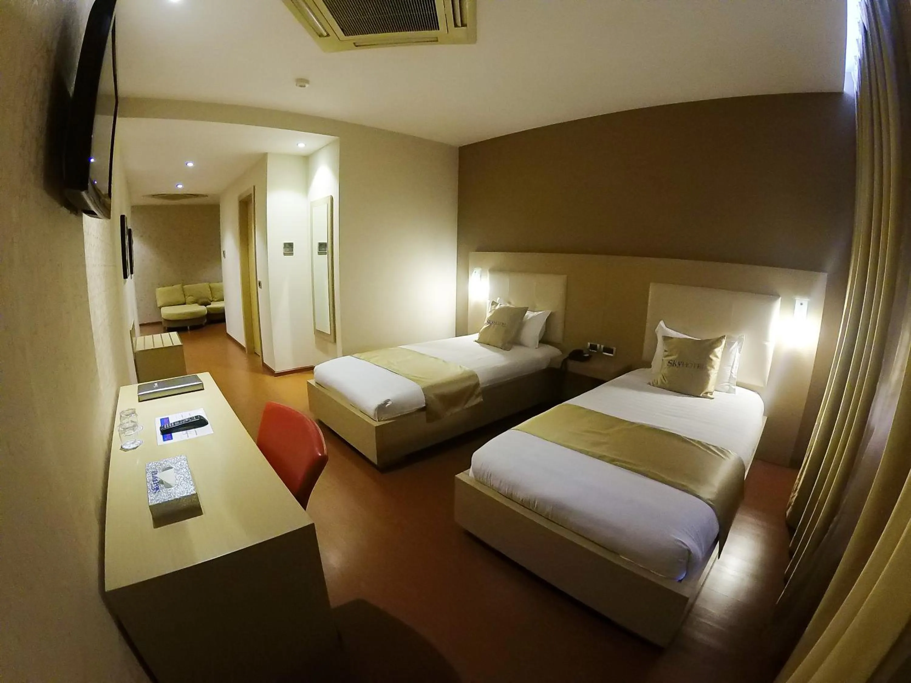 Communal lounge/ TV room, Bed in Sky 2 Hotel Tirana